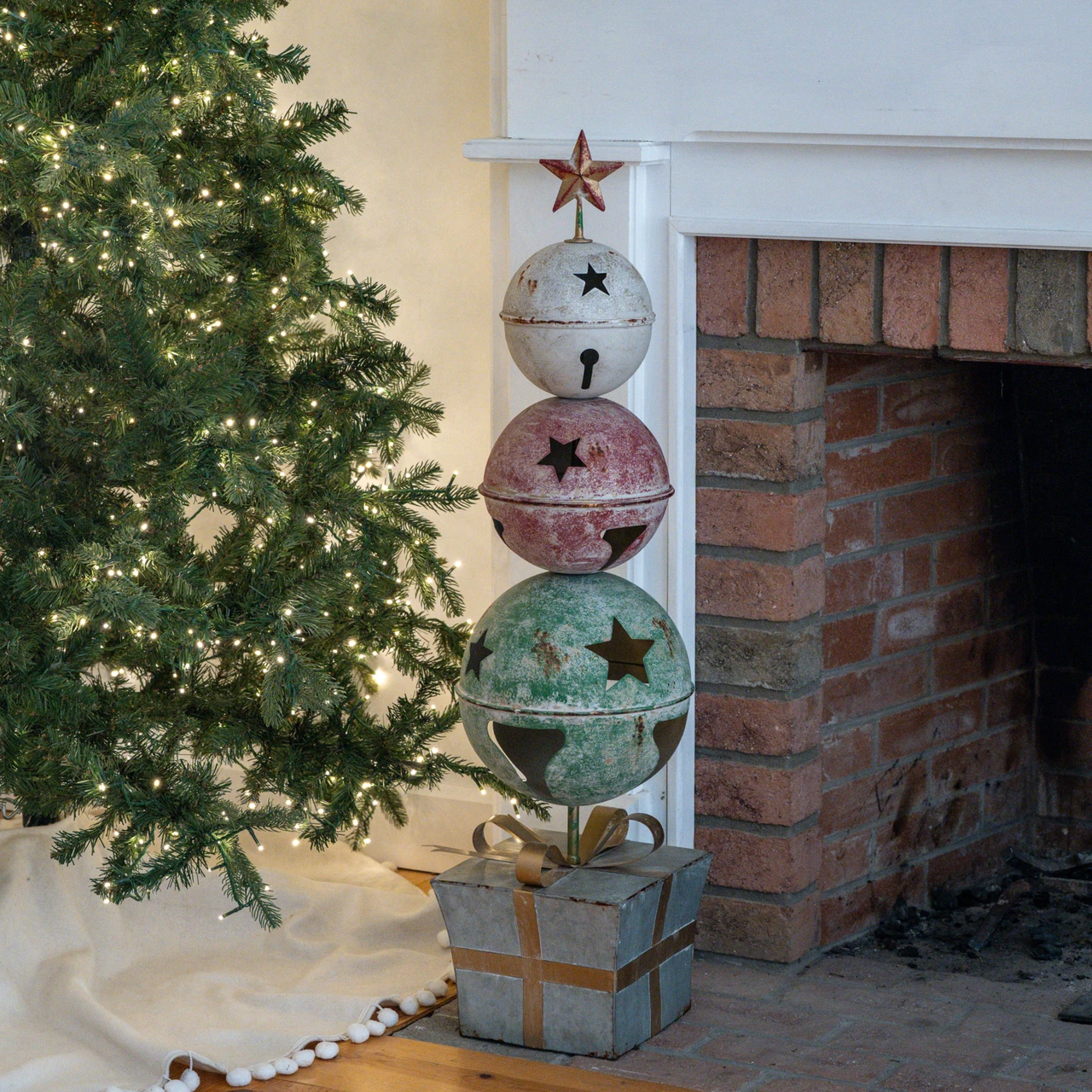 STACKED HOLIDAY BELLS & PRESENT STAKE