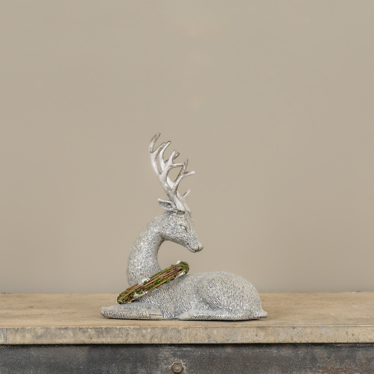RIGHT FACING LAYING DEER W/ WREATH