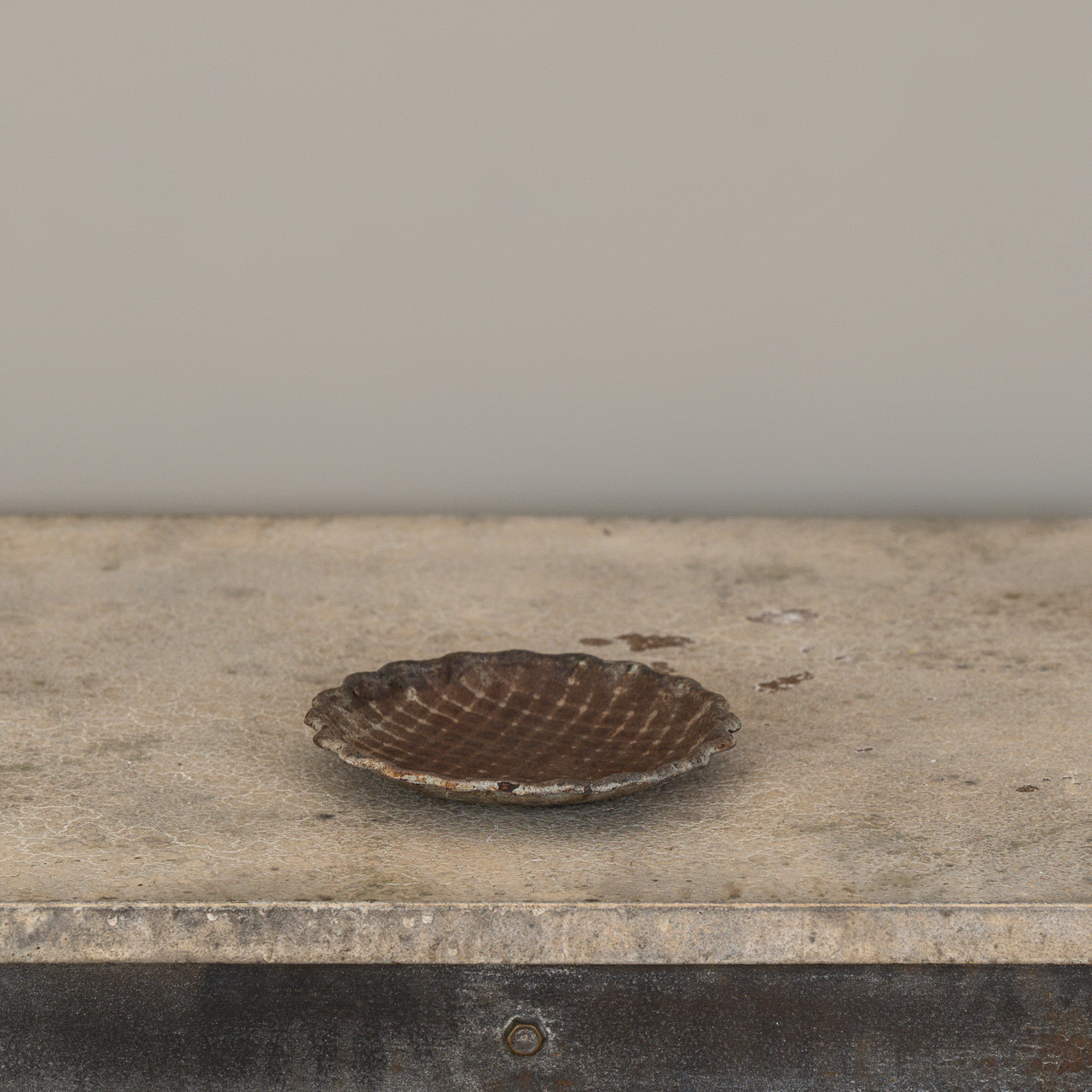 6" METAL SCALLOPED TRAY