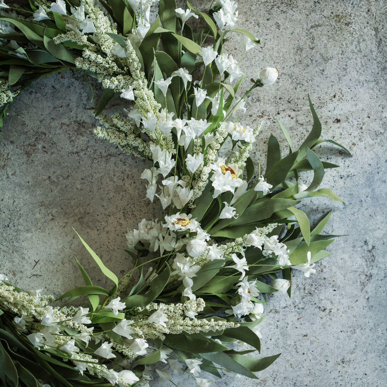 20" WHITE DAISY & CREAM HEATHER WREATH
