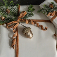 ACORN ORNAMENT W/ GLITTERED TOP