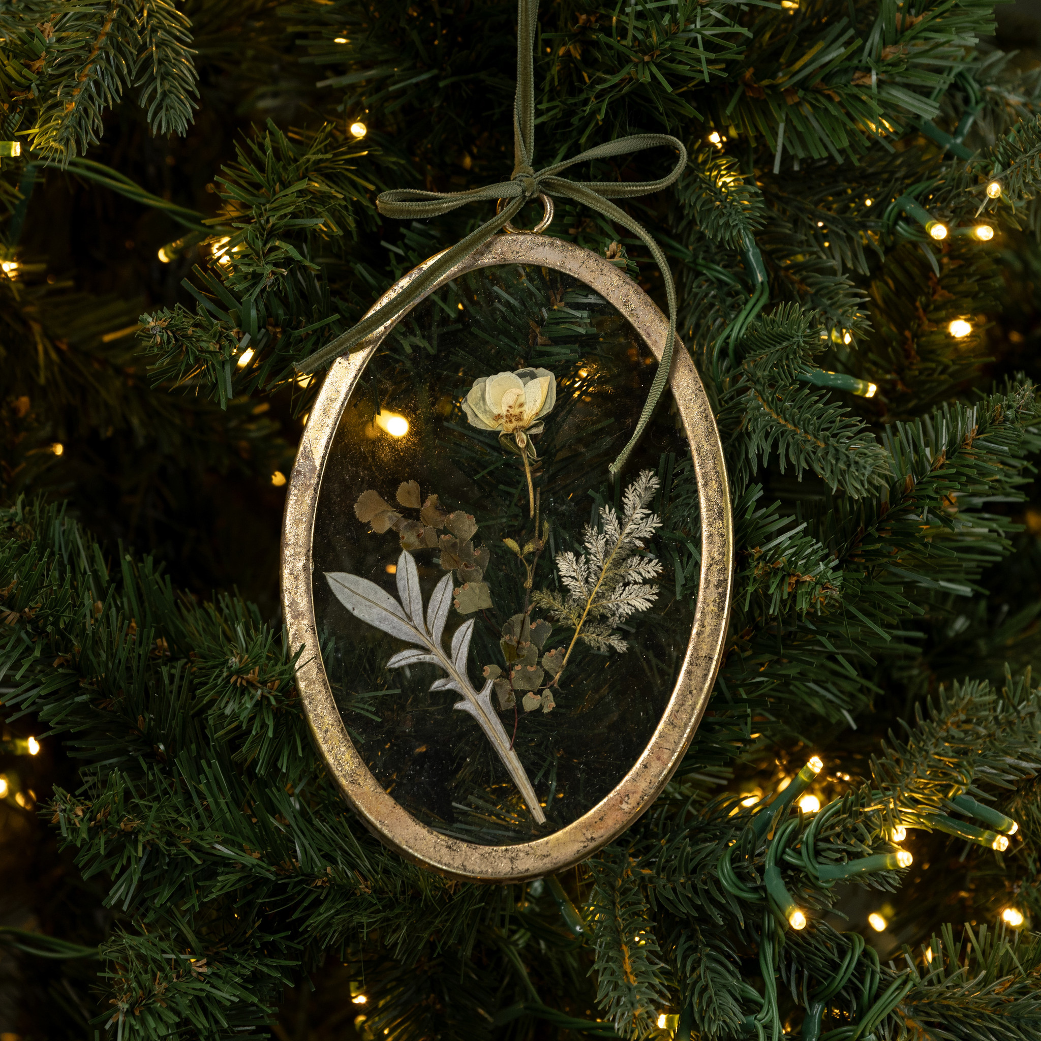 Oval Pressed Floral Ornament, photo 3 of 3