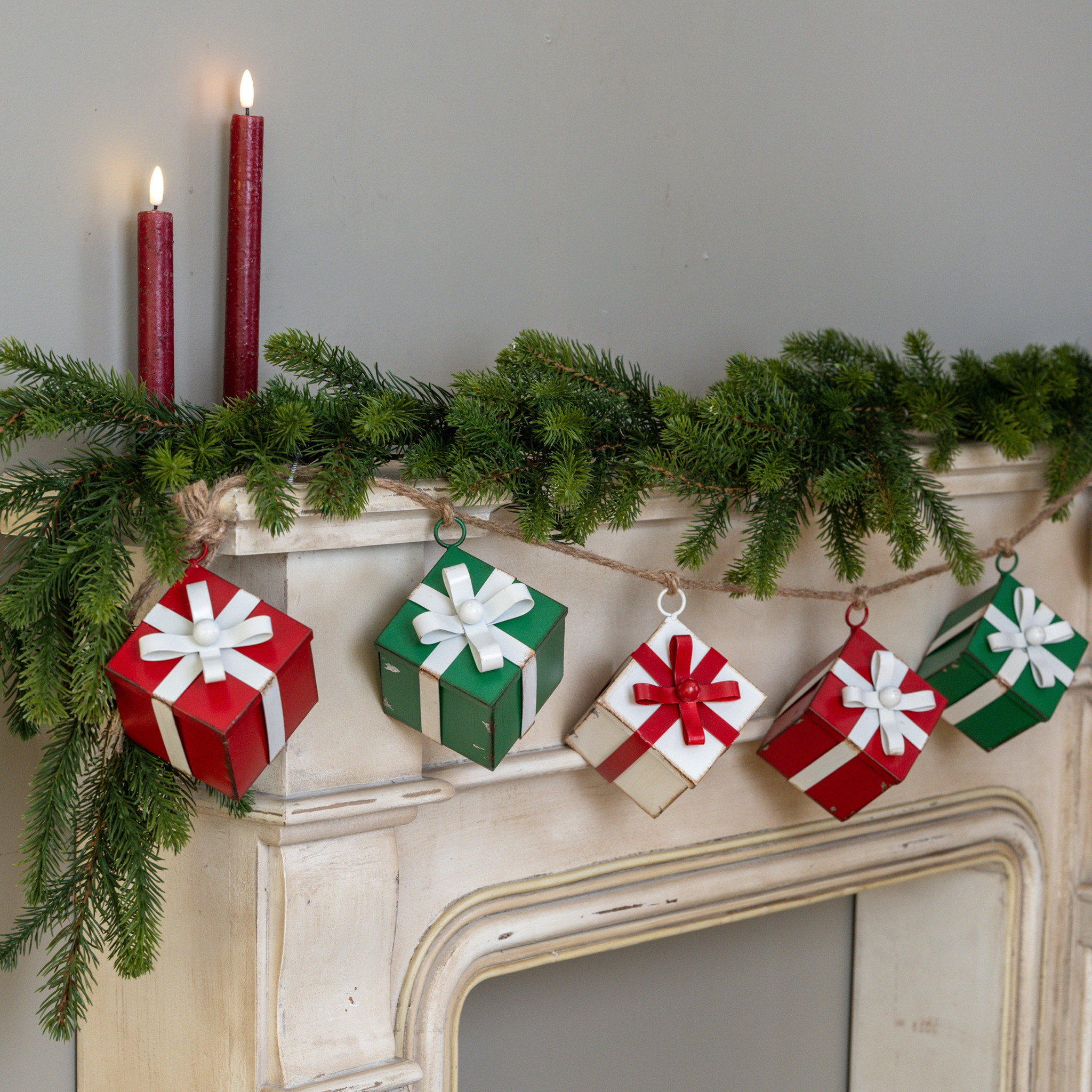 Green, Red & White Present Garland, 4.5 ft, photo 3 of 3