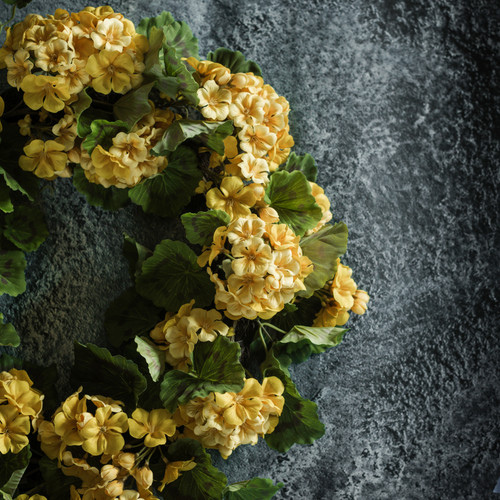 22" YELLOW GERANIUM WREATH