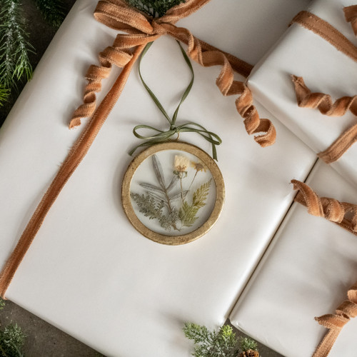 ROUND PRESSED FLORAL ORNAMENT