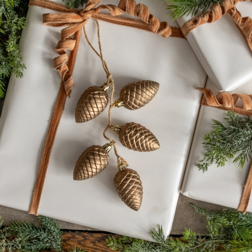 GOLD PINECONE BUNCH