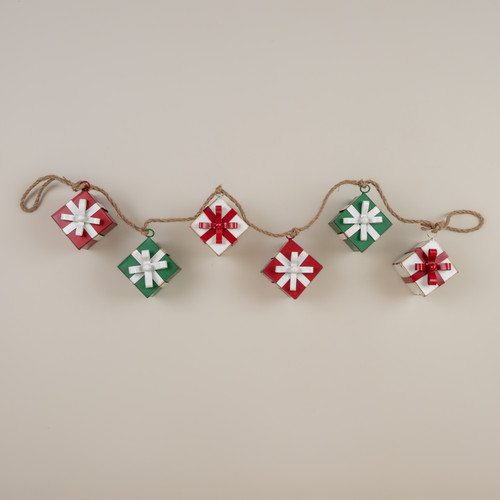 4.5' GREEN, RED & WHITE PRESENT GARLAND