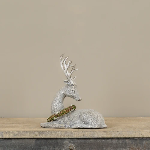 RIGHT FACING LAYING DEER W/ WREATH