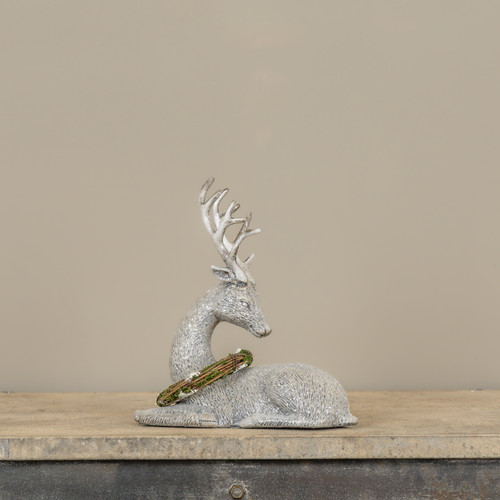 RIGHT FACING LAYING DEER W/ WREATH