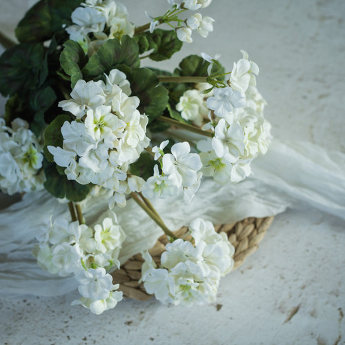 19.5" WHITE GERANIUM BUSH