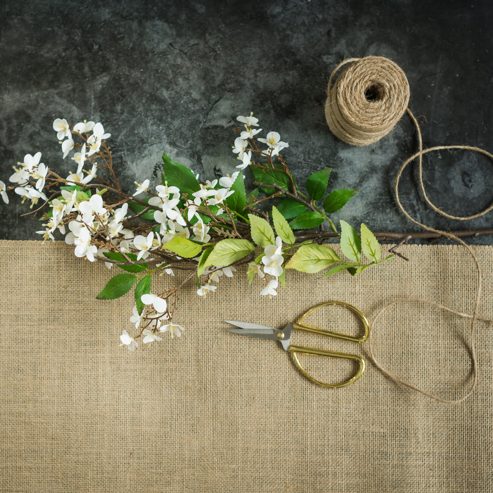 32" WHITE BLOSSOM SPRAY
