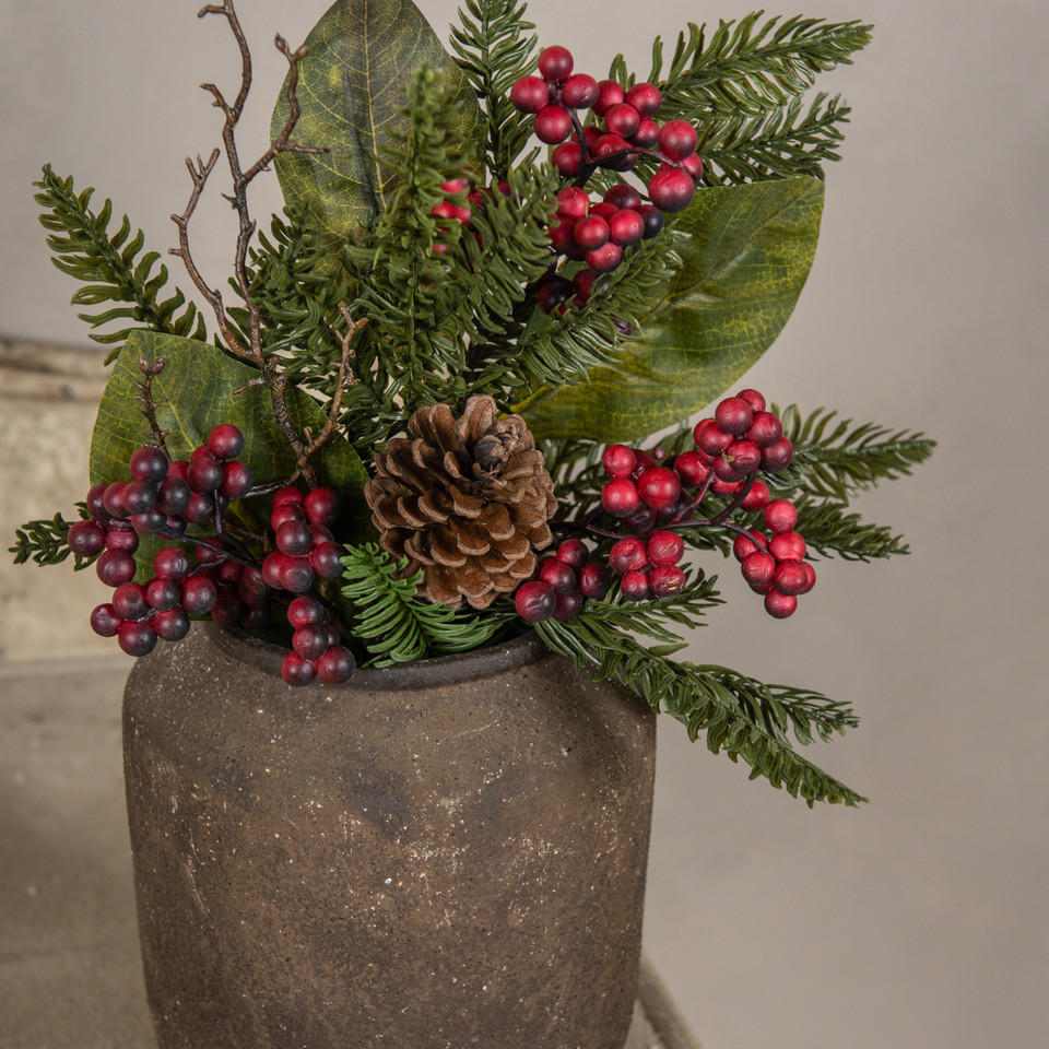 16" CEDAR & MAGNOLIA LEAF W/ RED BERRY PICK
