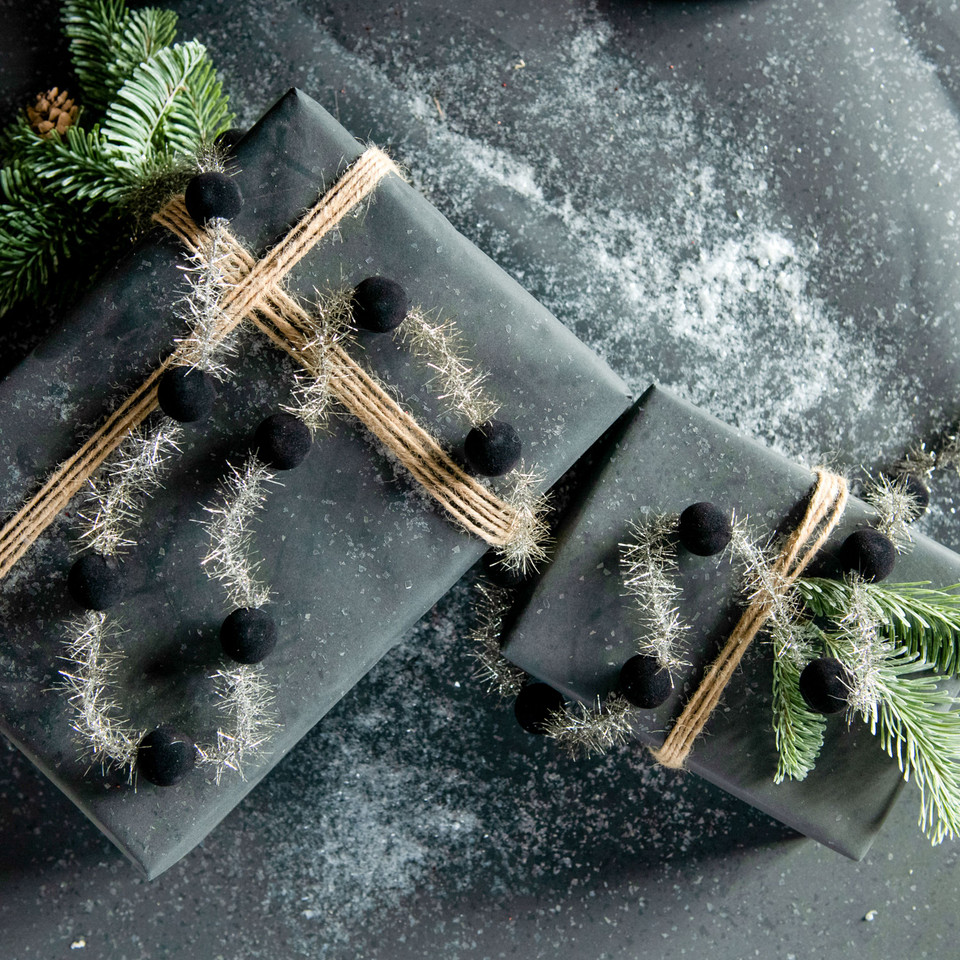 6' - BLACK 1" FLOCKED BALL GARLAND
