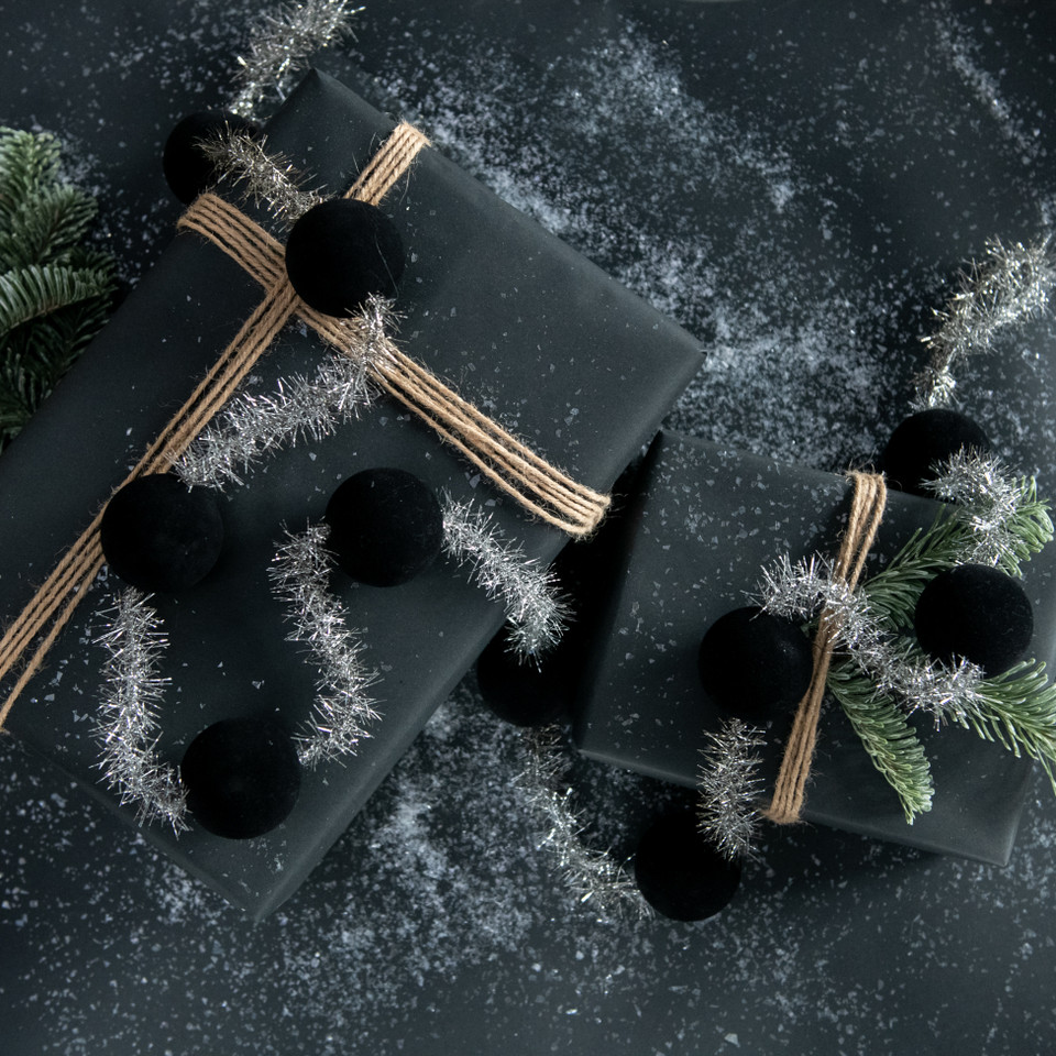 6' - BLACK 2" FLOCKED BALL GARLAND