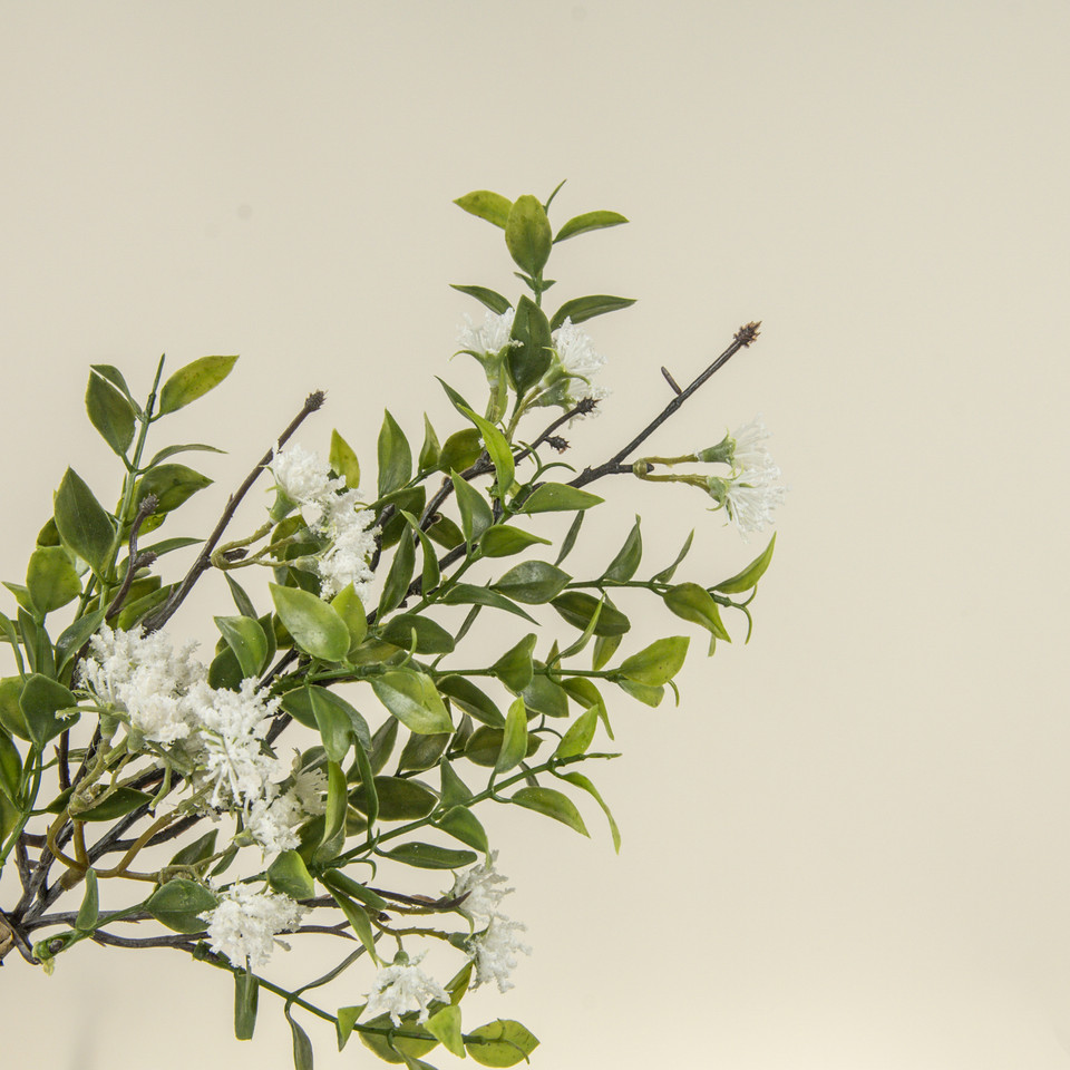 18" IVY & TEA LEAF W/ WHITE FLOWERS SPRAY