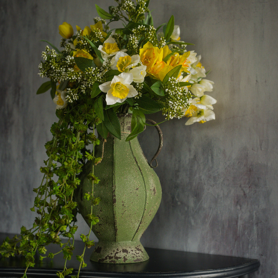 16.25" WHITE & YELLOW DAFFODIL  BUNDLE