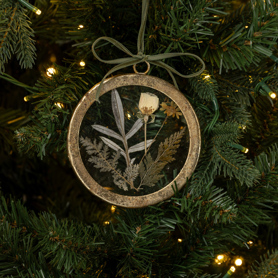 ROUND PRESSED FLORAL ORNAMENT