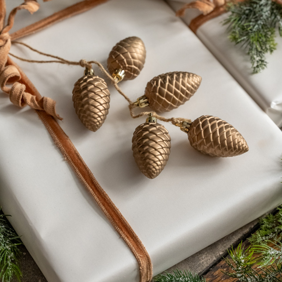 GOLD PINECONE BUNCH