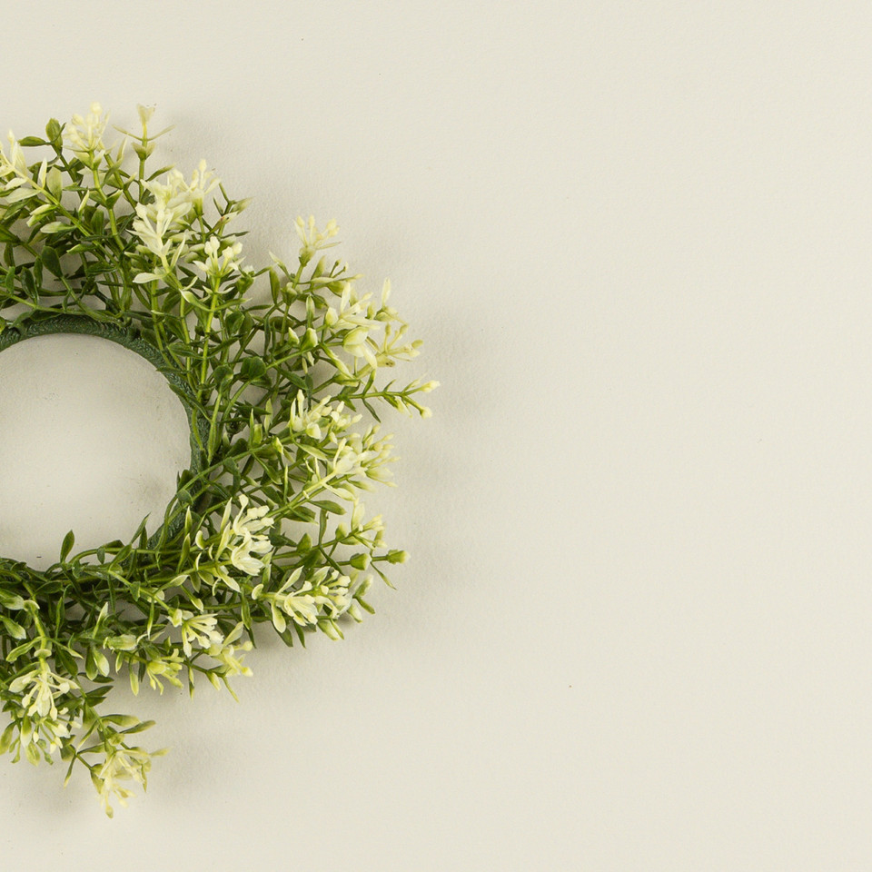 8.5" NEW ENGLAND BOXWOOD & BERRIES CANDLE RING