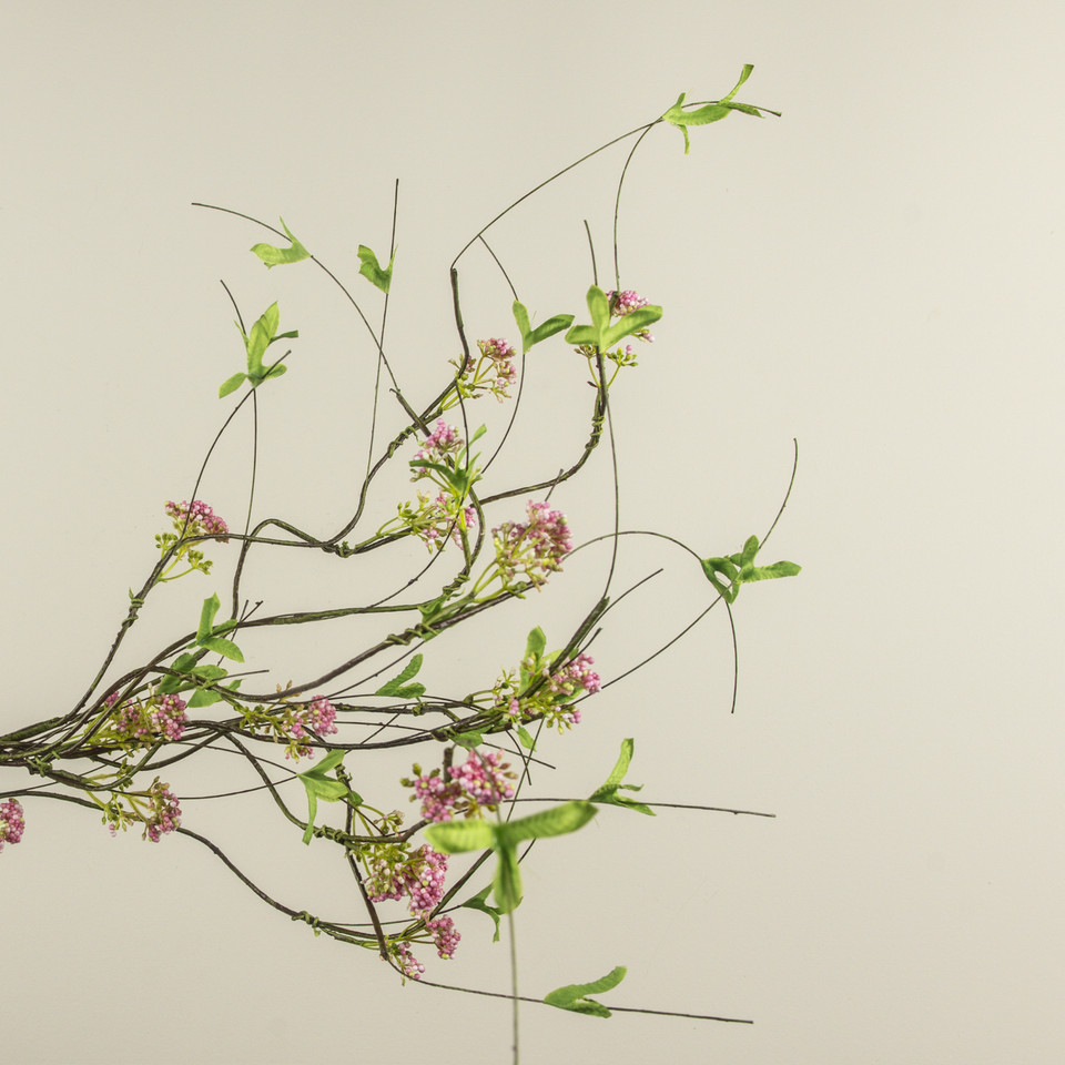 37" PINK BOXWOOD & WILDFLOWER VINE SPRAY
