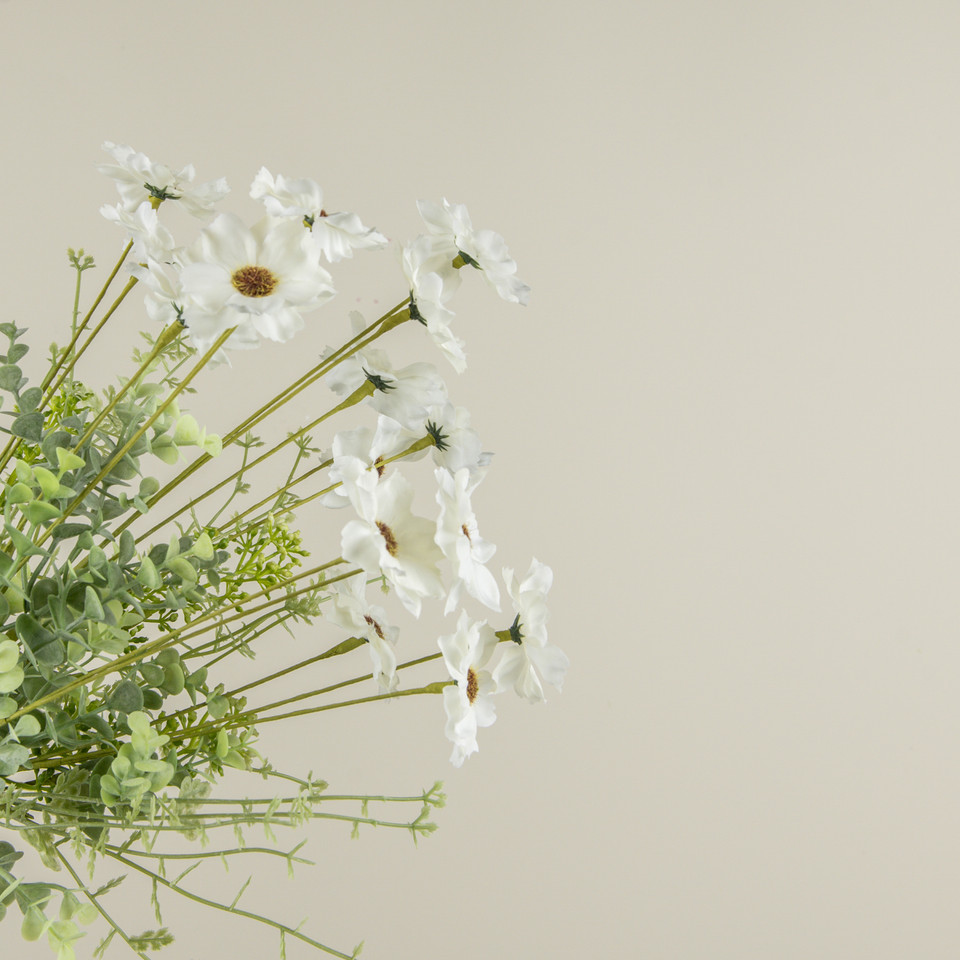18" WHITE COSMOS BUSH