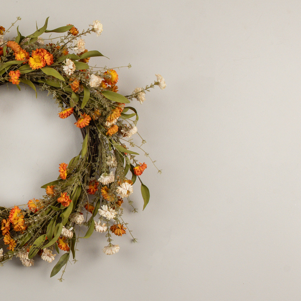 22" CREAM & ORANGE MINI DAISY WREATH