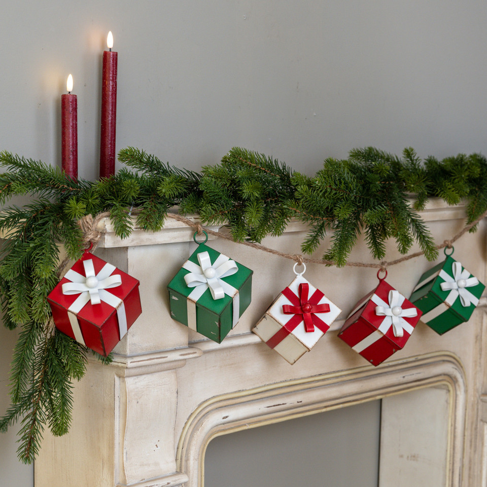 4.5' GREEN, RED & WHITE PRESENT GARLAND