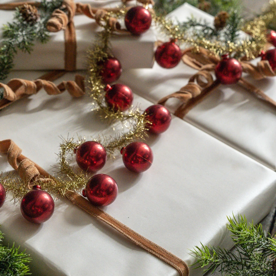 6' GOLD TINSEL & RED BALL GARLAND