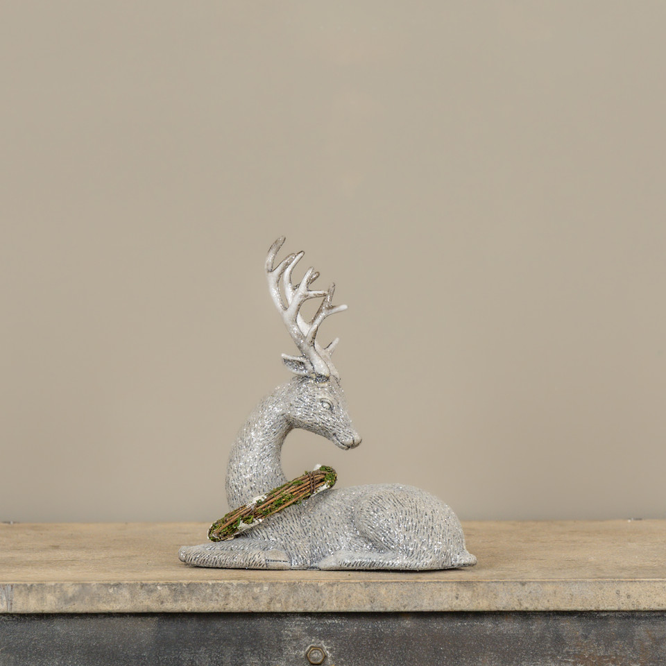 RIGHT FACING LAYING DEER W/ WREATH