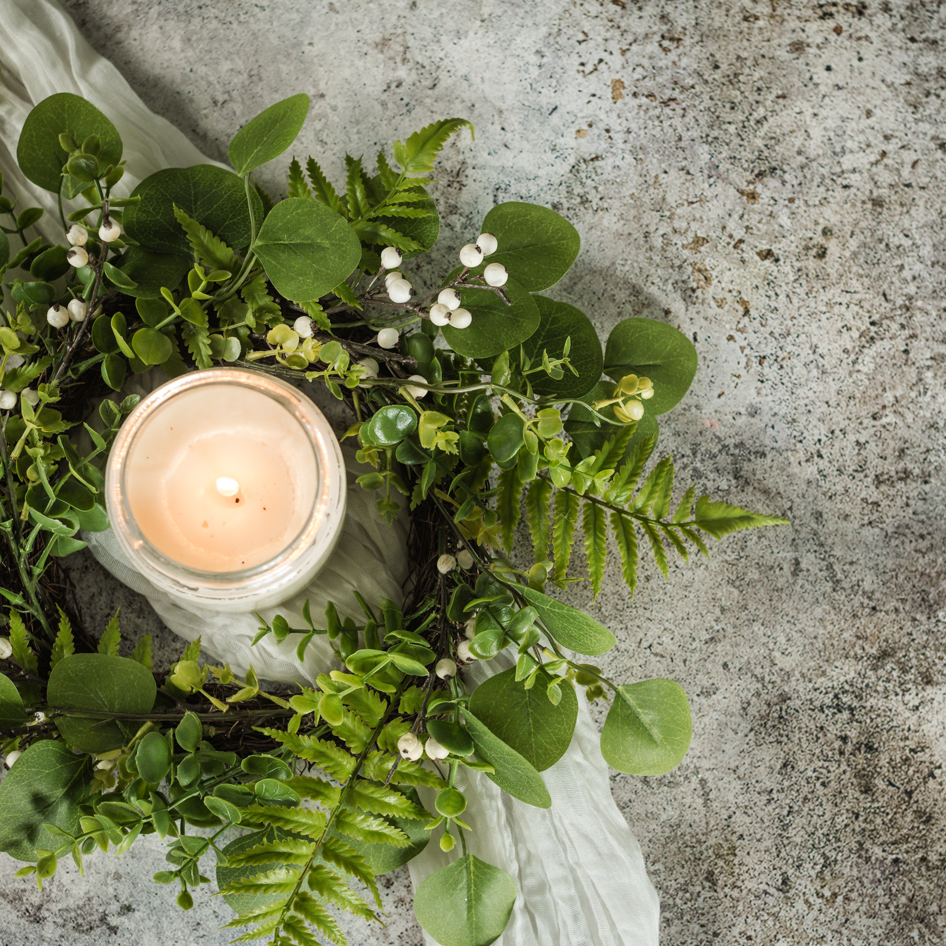 14" GREEN & WHITE MIXED FOLIAGE W/ BERRIES CANDLE RING