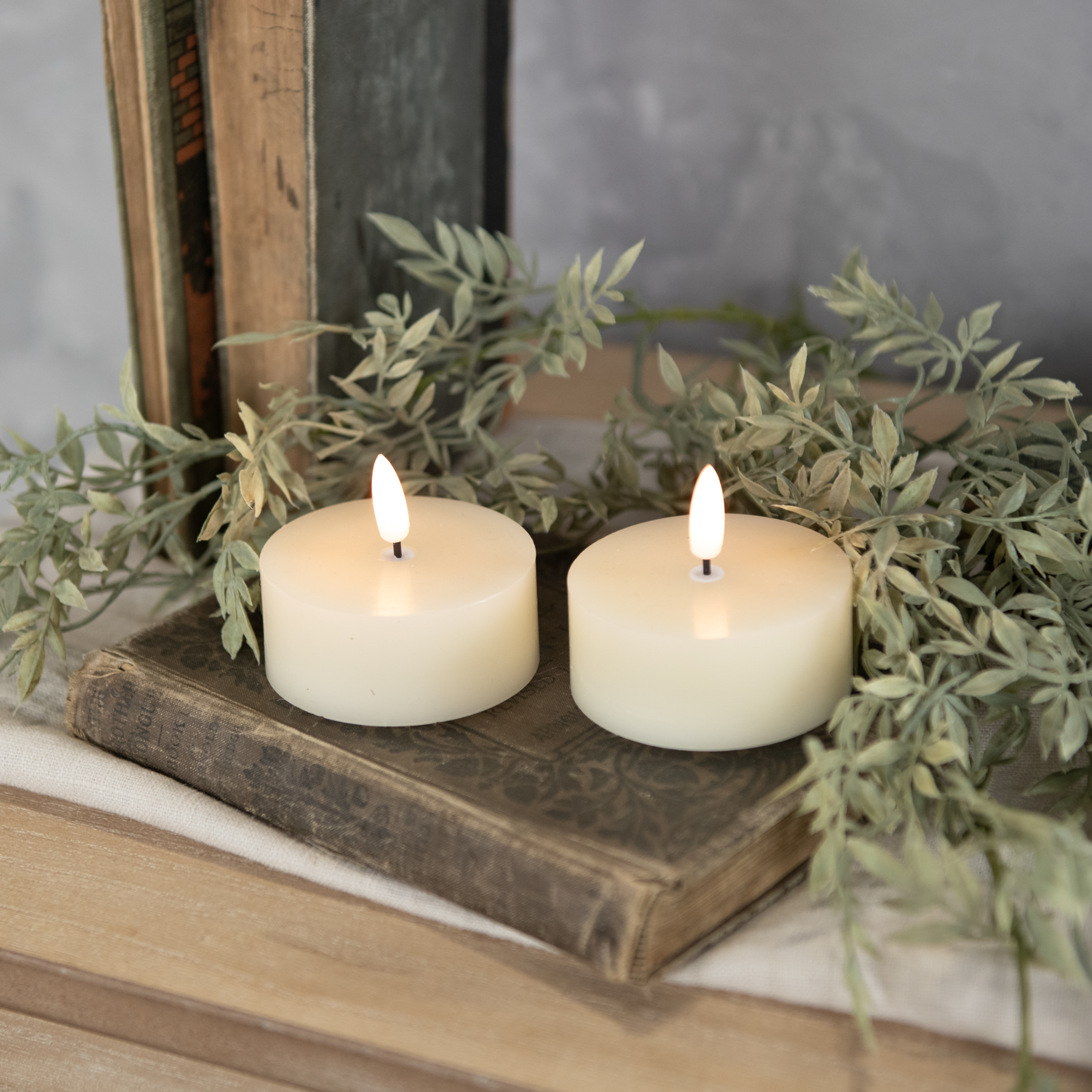 SET/ 2 - OVERSIZED 3D FLAME CREAM TEALIGHT CANDLES