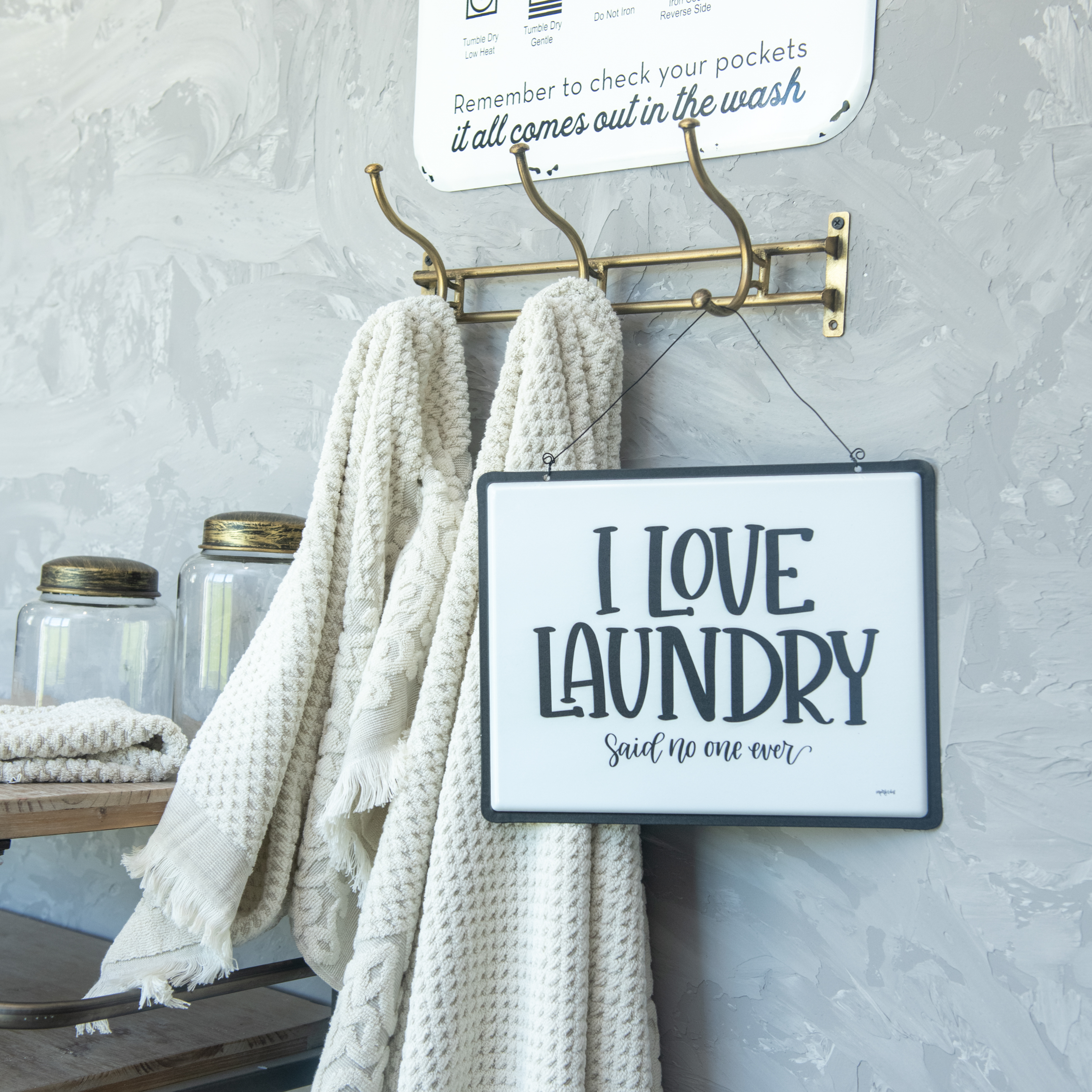 I LOVE LAUNDRY SIGN