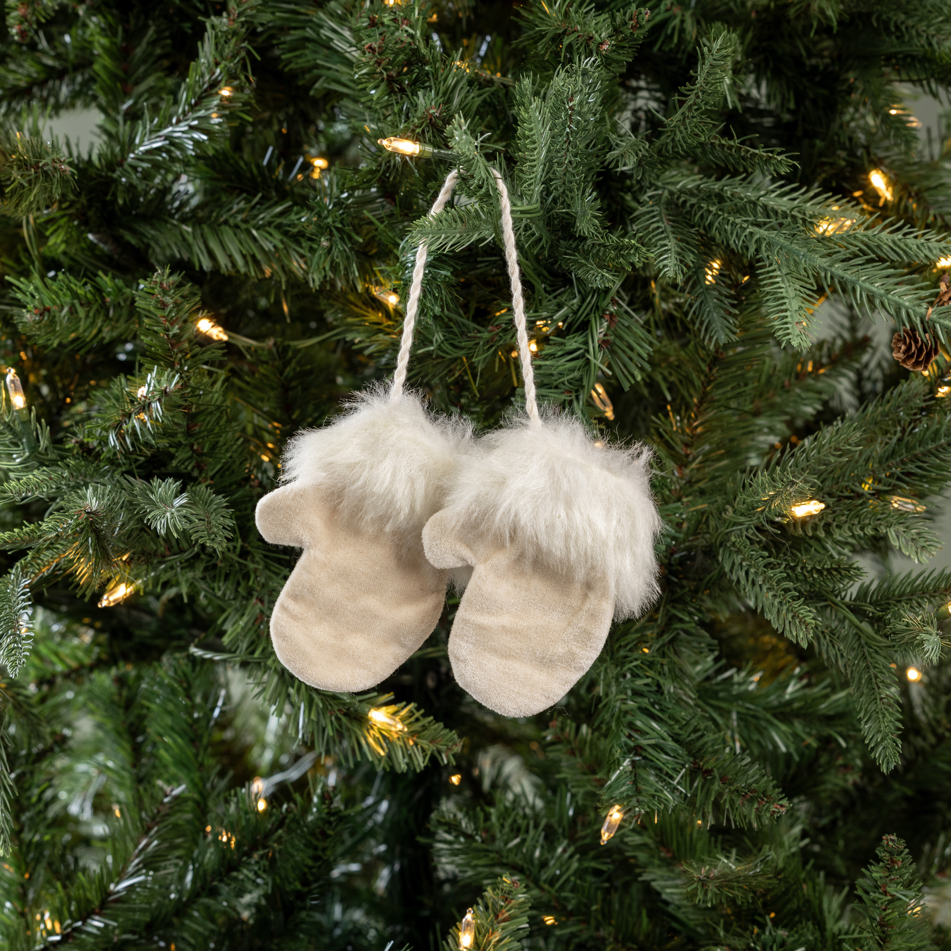 PAIR OF CREAM VELVET MITTENS