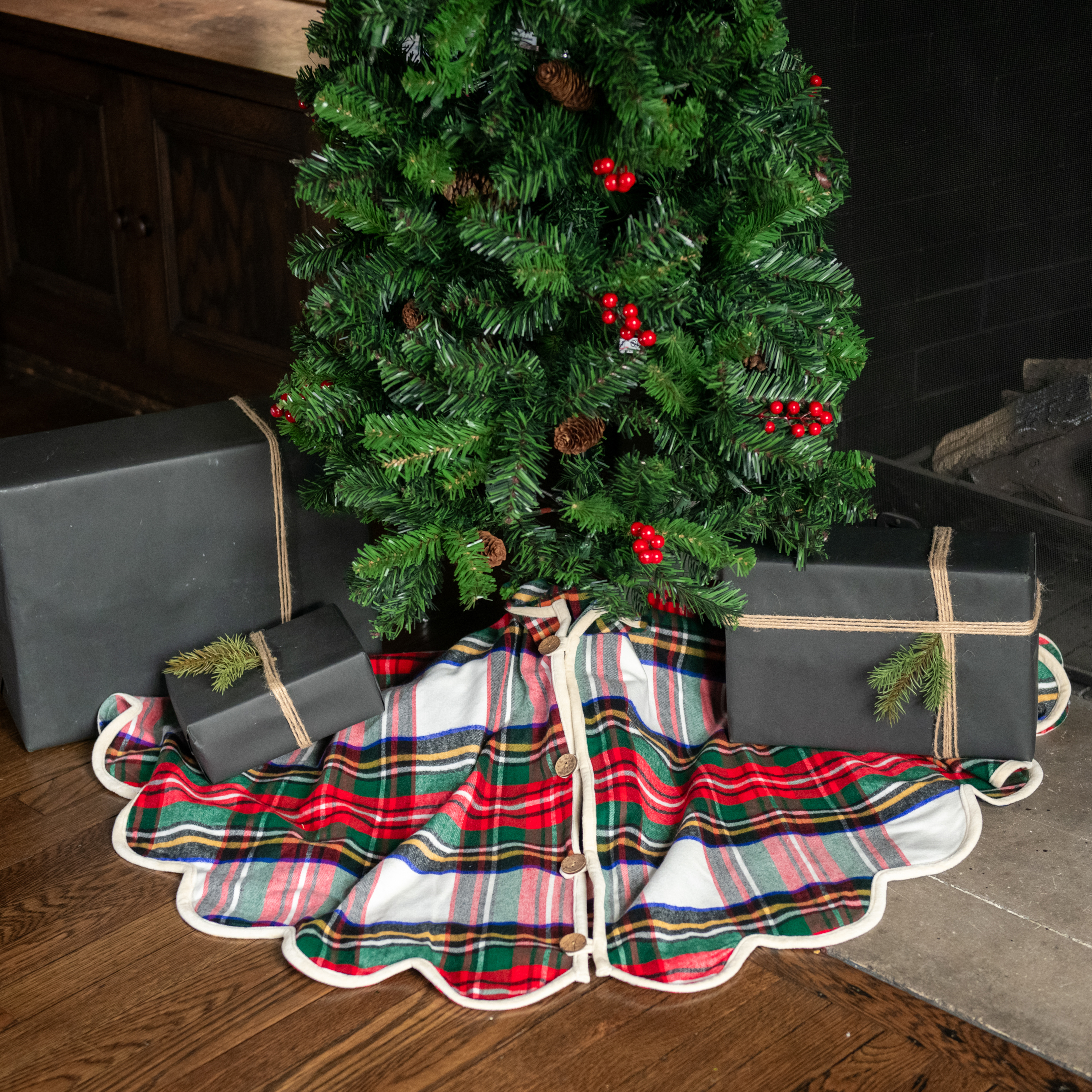 50" WHITE TARTAN TREE SKIRT W/ SCALLOPED EDGE