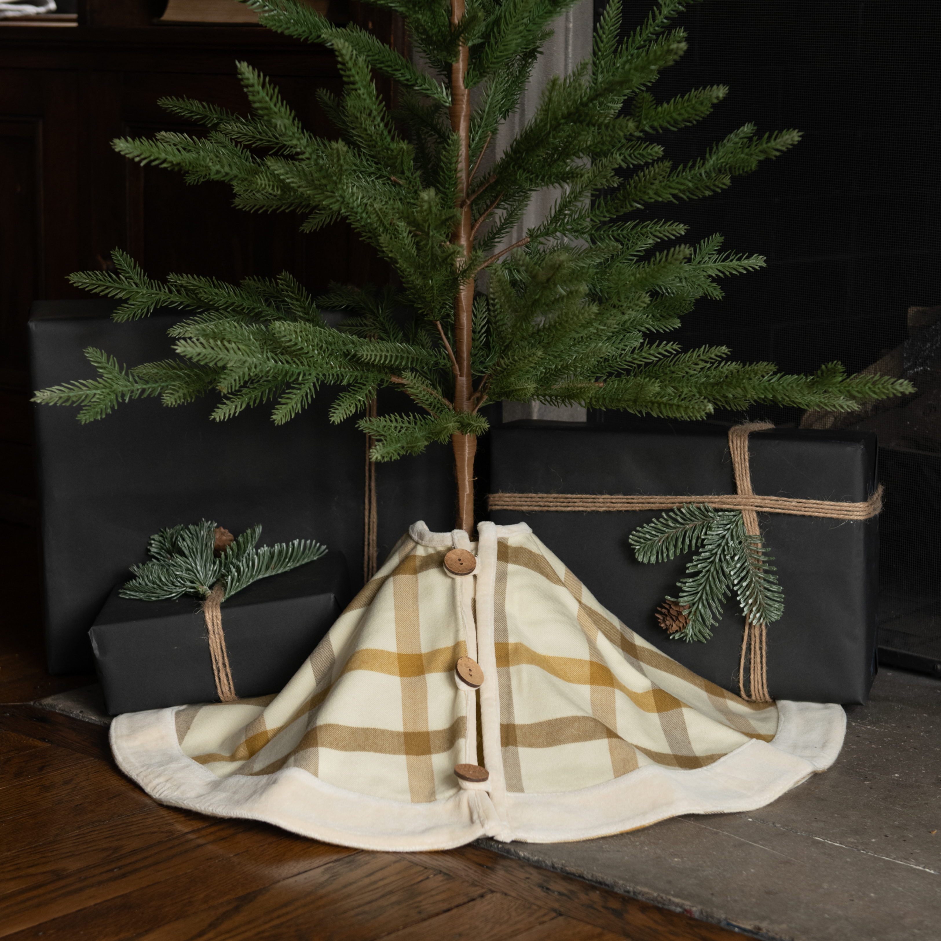 28" CREAM PLAID TREE SKIRT