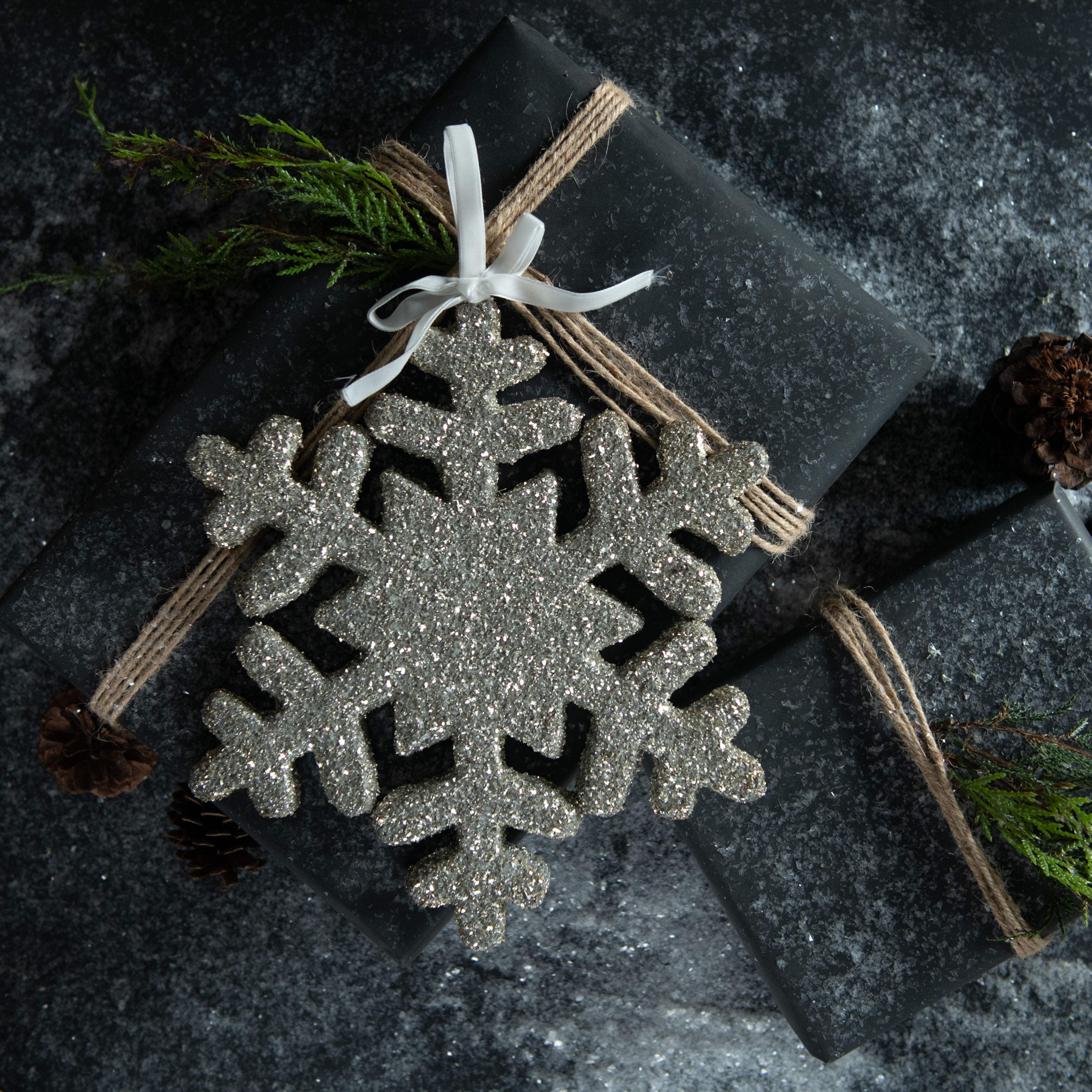 10" SILVER GLITTERED SNOWFLAKE