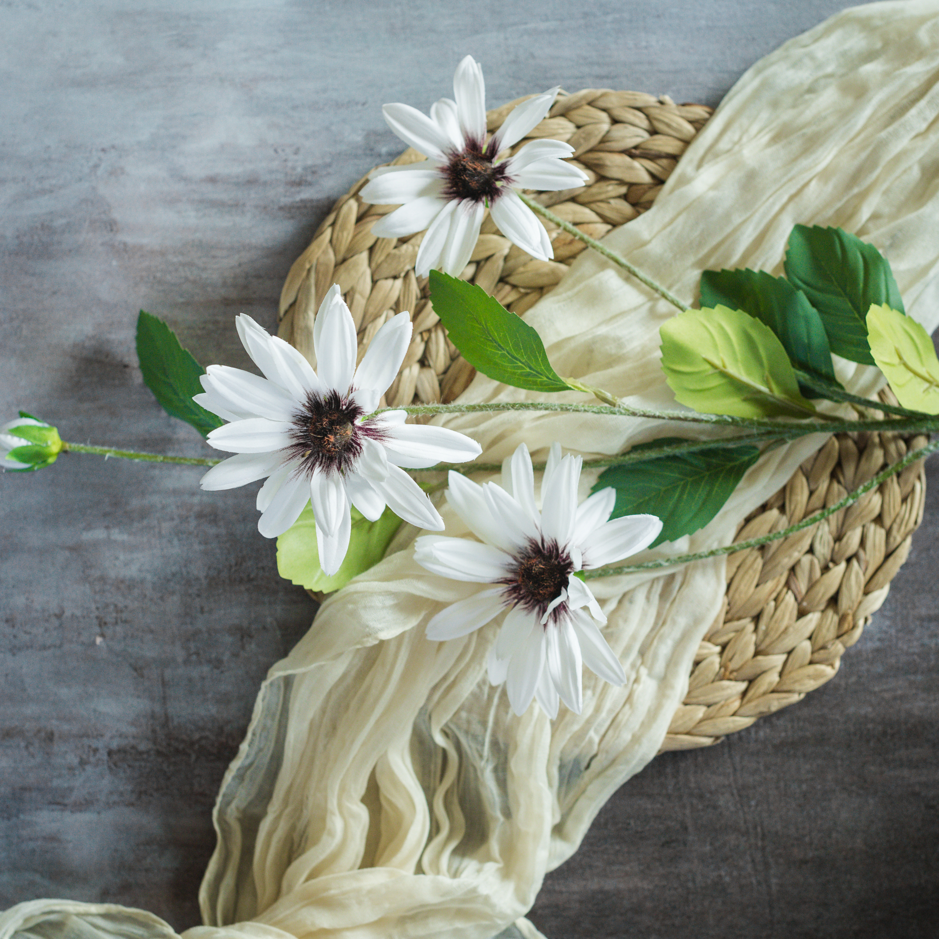 33" WHITE DAISY SPRAY