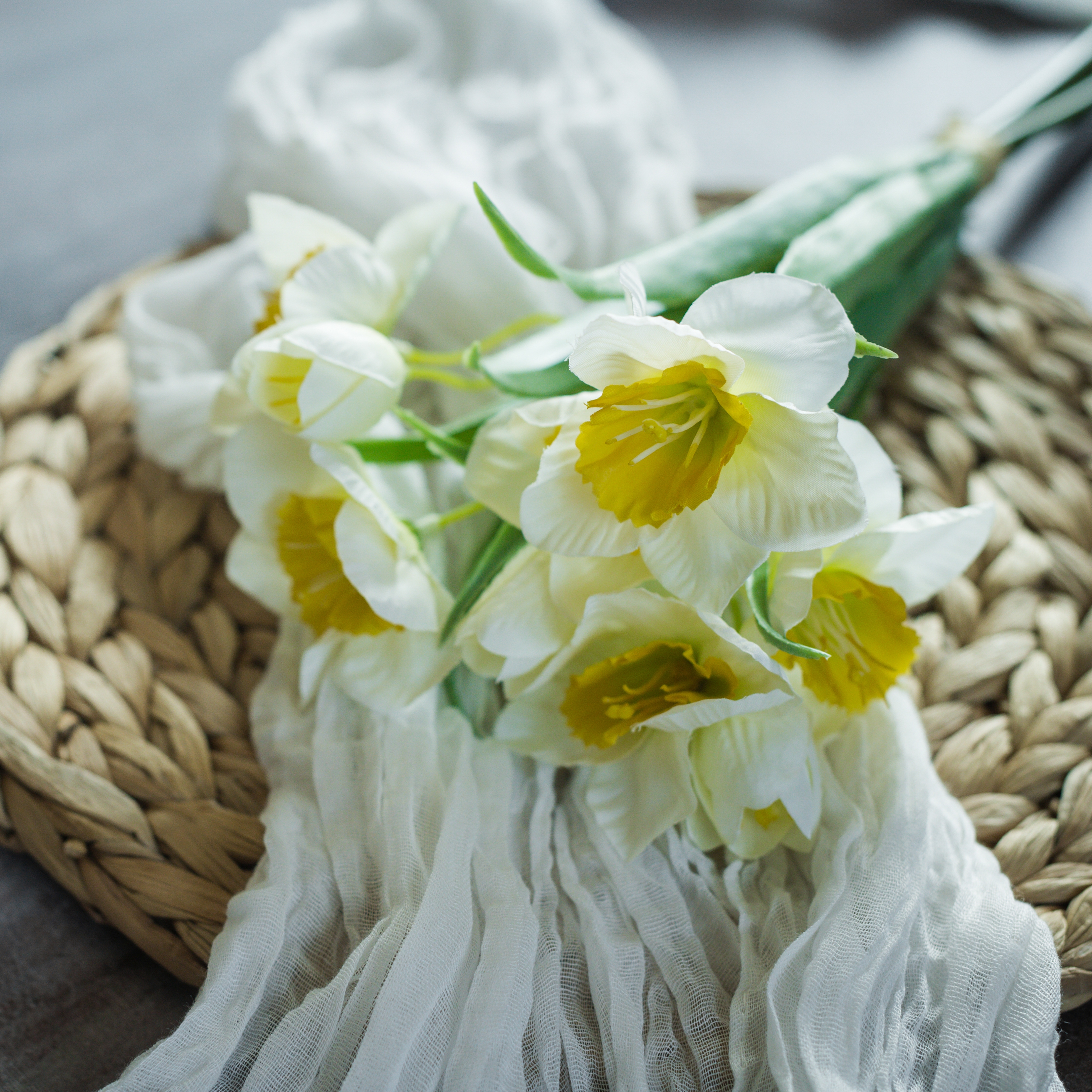 16.25" WHITE & YELLOW DAFFODIL  BUNDLE