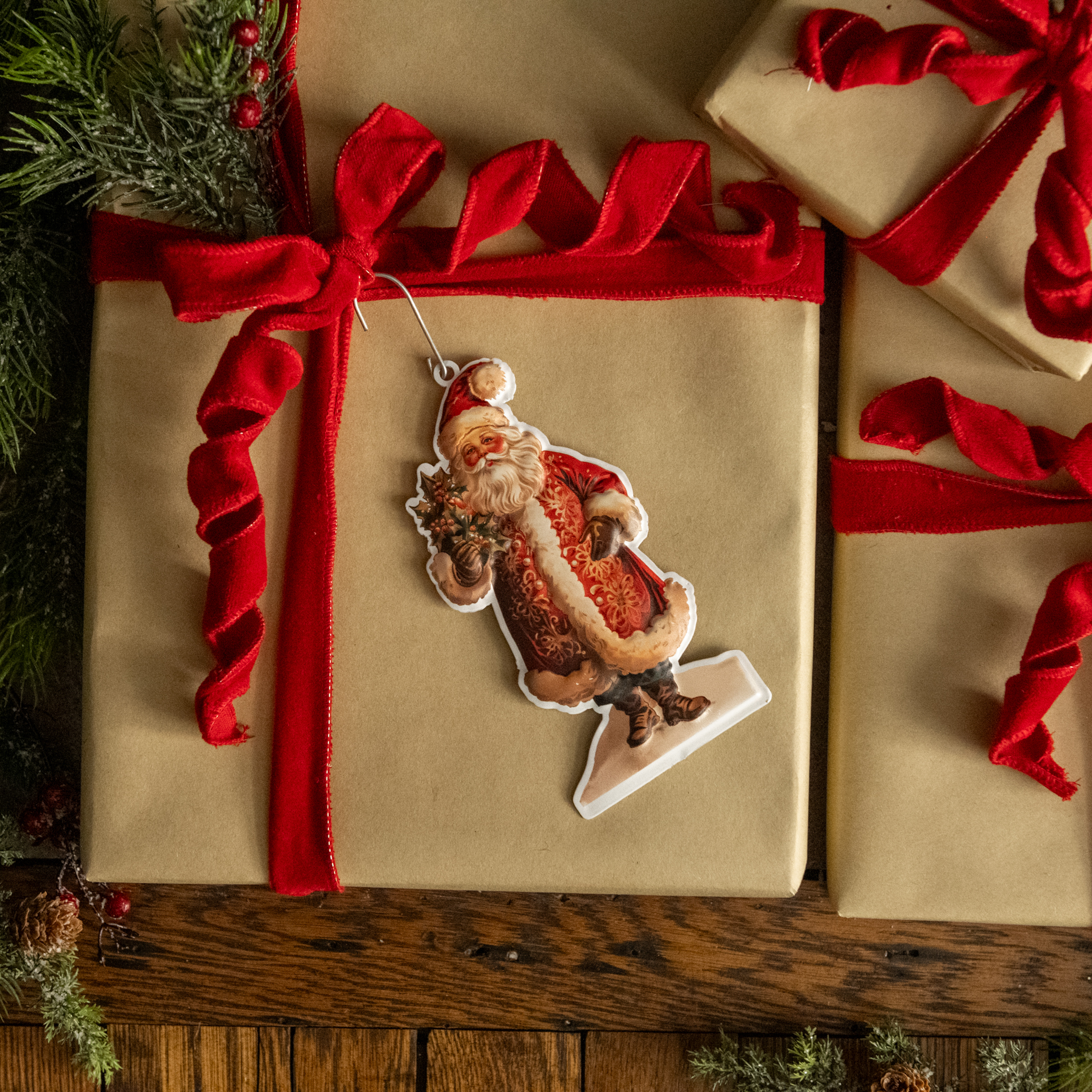 SANTA W/ HOLLY ORNAMENT