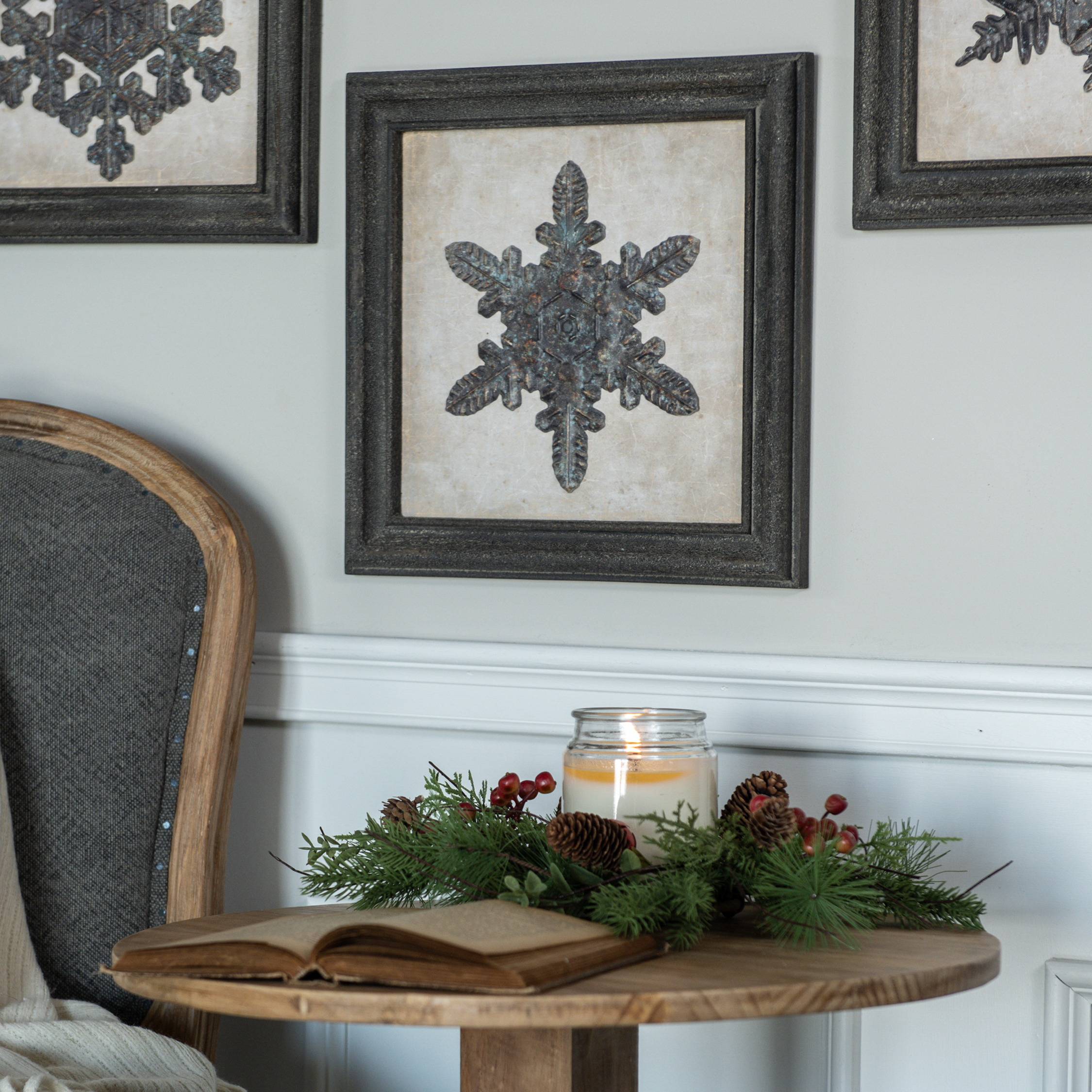 FRAMED HOLLY SNOWFLAKE