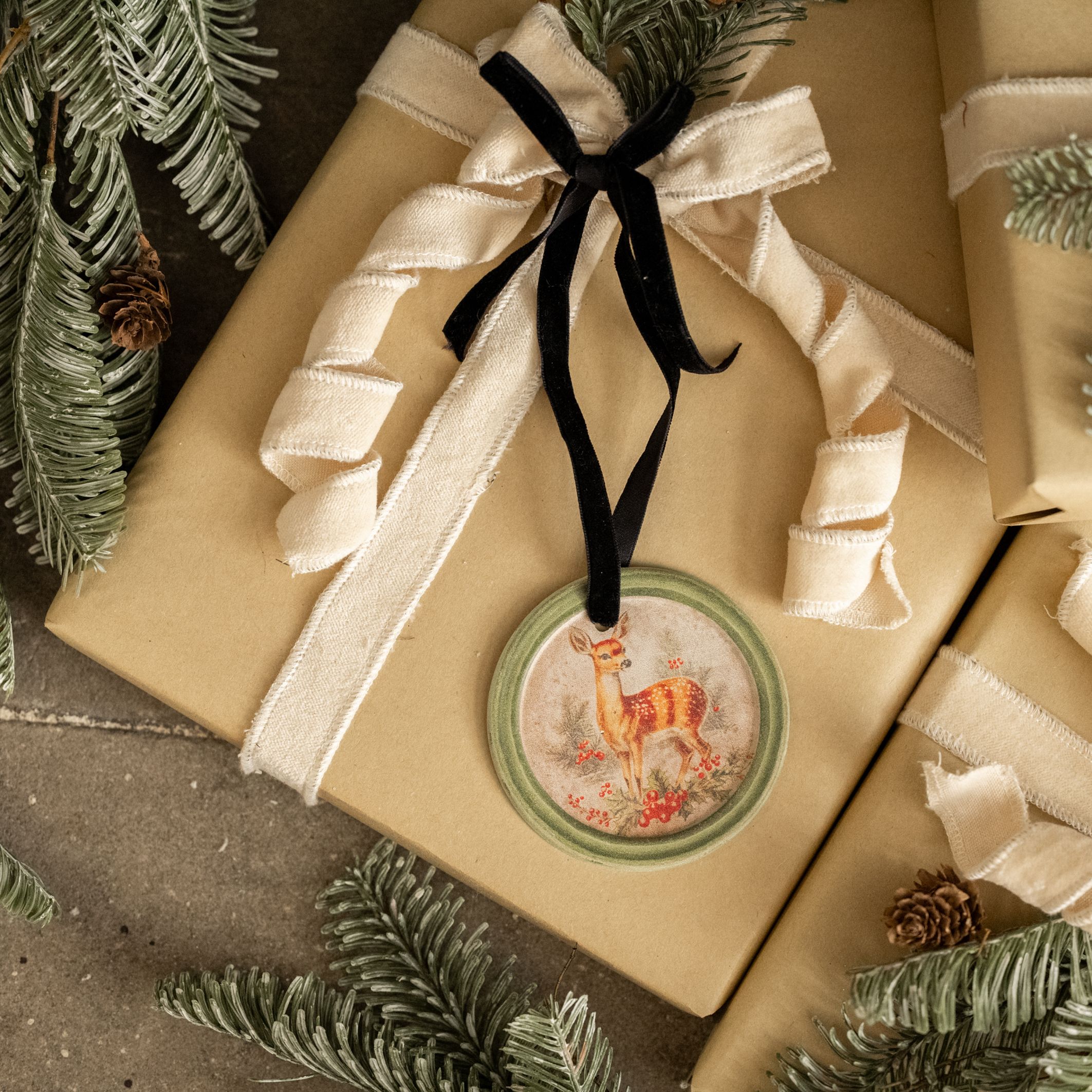 FRAMED HOLIDAY FAWN ROUND ORNAMENT