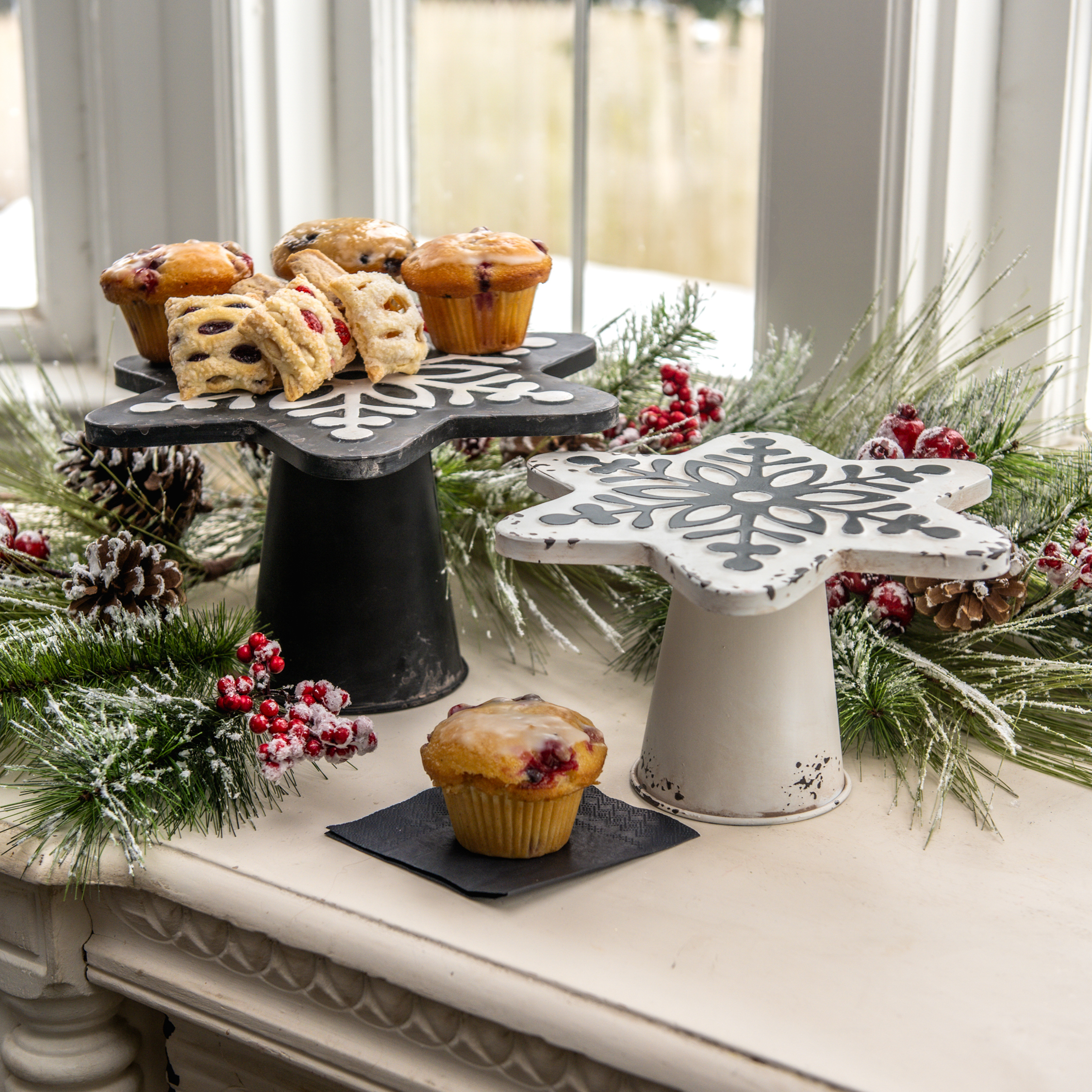 SET/2 BLACK & WHITE SNOWFLAKE CAKE STANDS