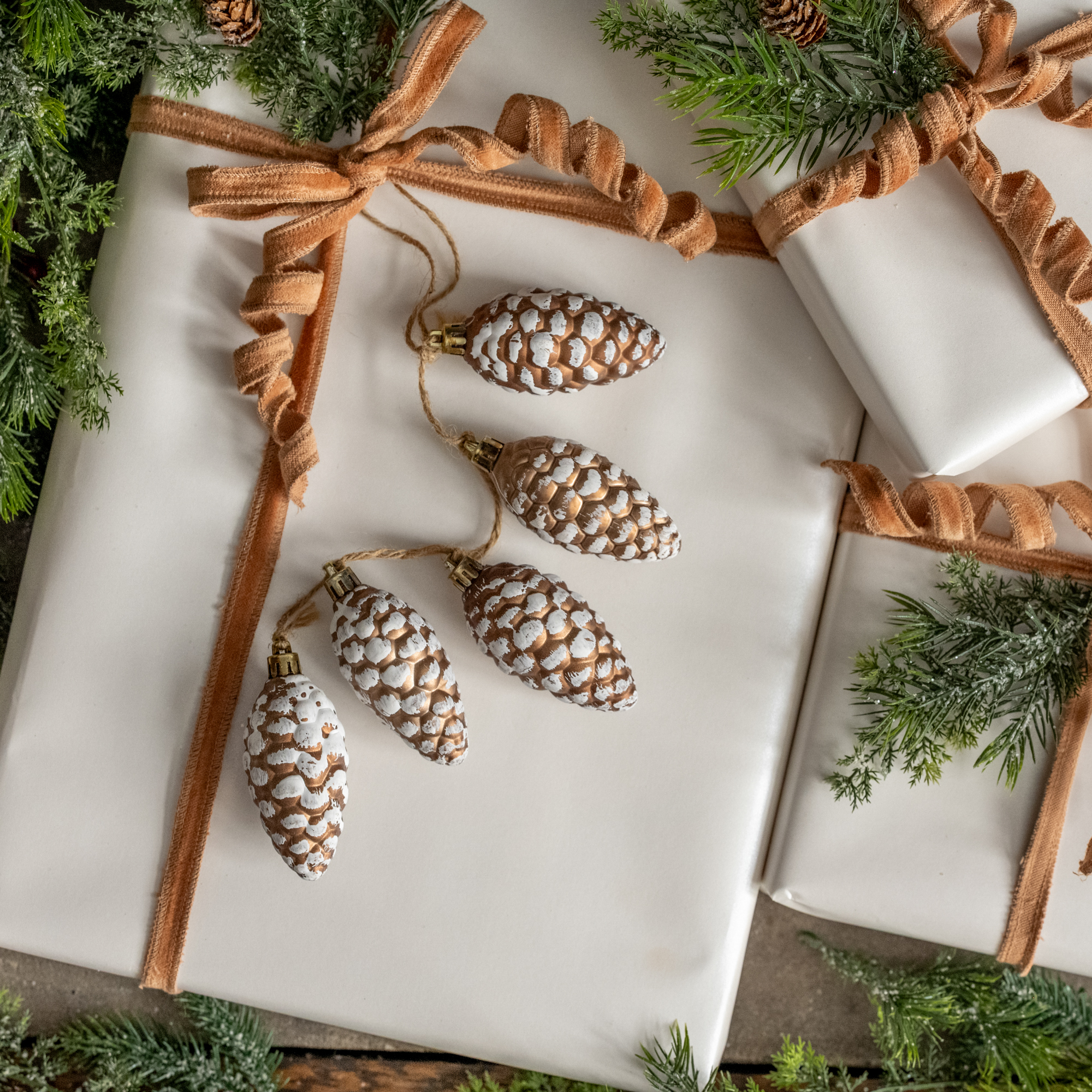 SNOWY GOLD PINECONE BUNCH