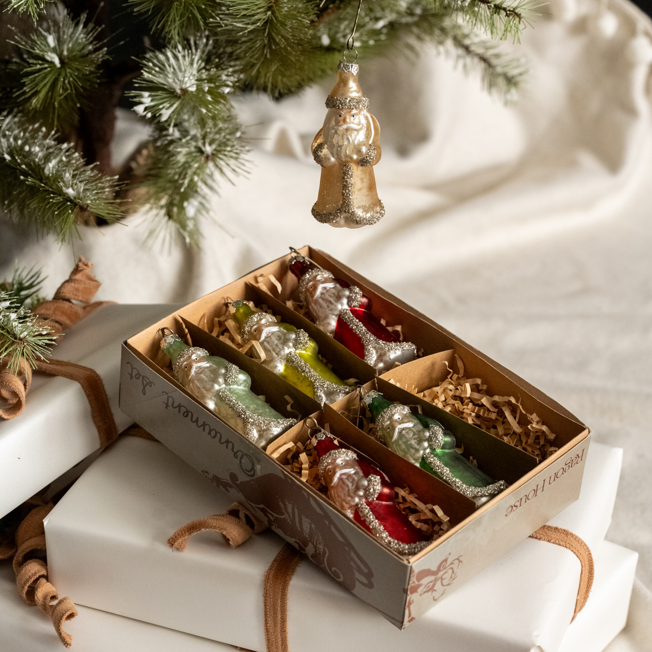 SET/ 6 MULTICOLOR SANTA ORNAMENTS