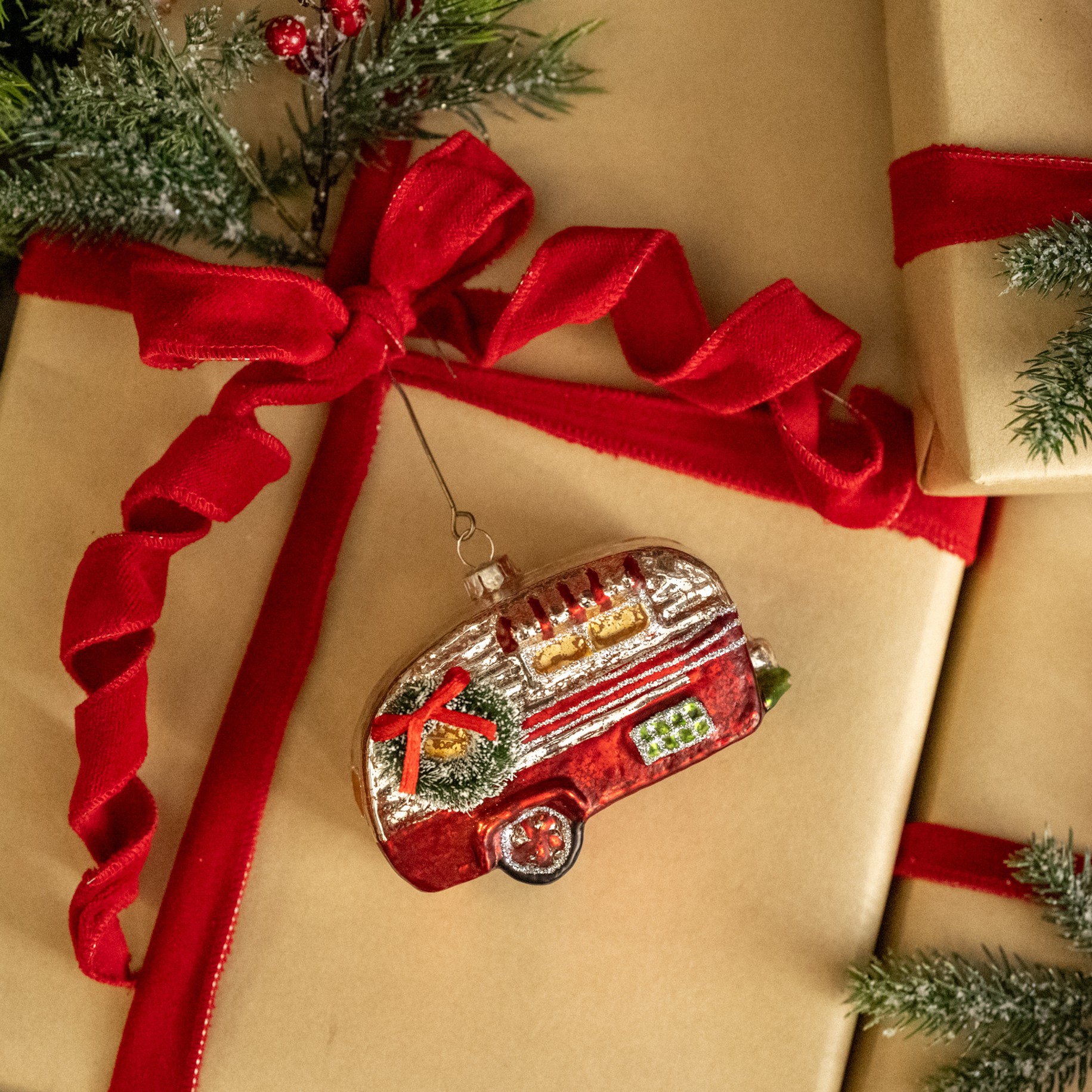 RED CAMPER W/ WREATH ORNAMENT