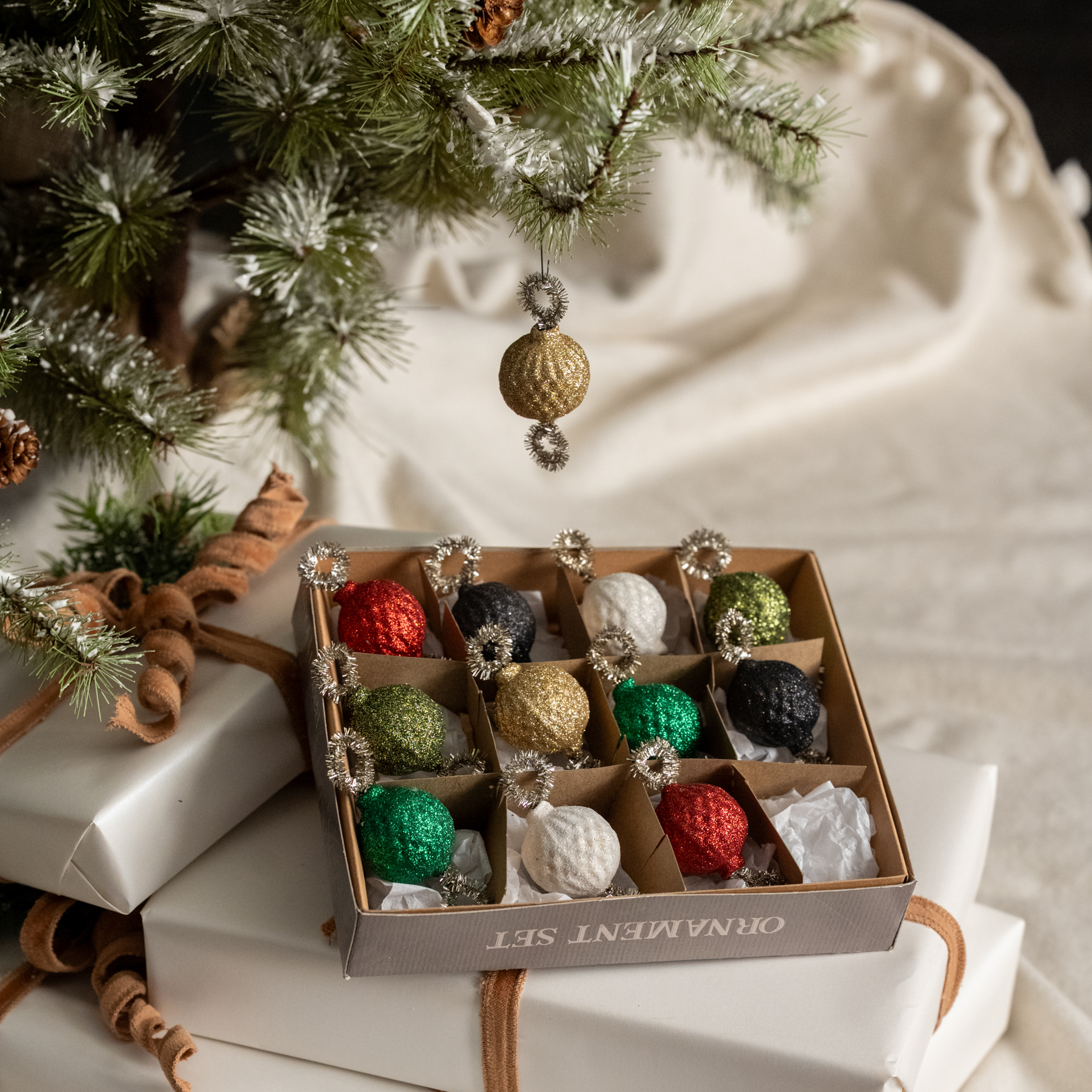 SET/ 12 GLITTERED MULTICOLOR ORNAMENTS