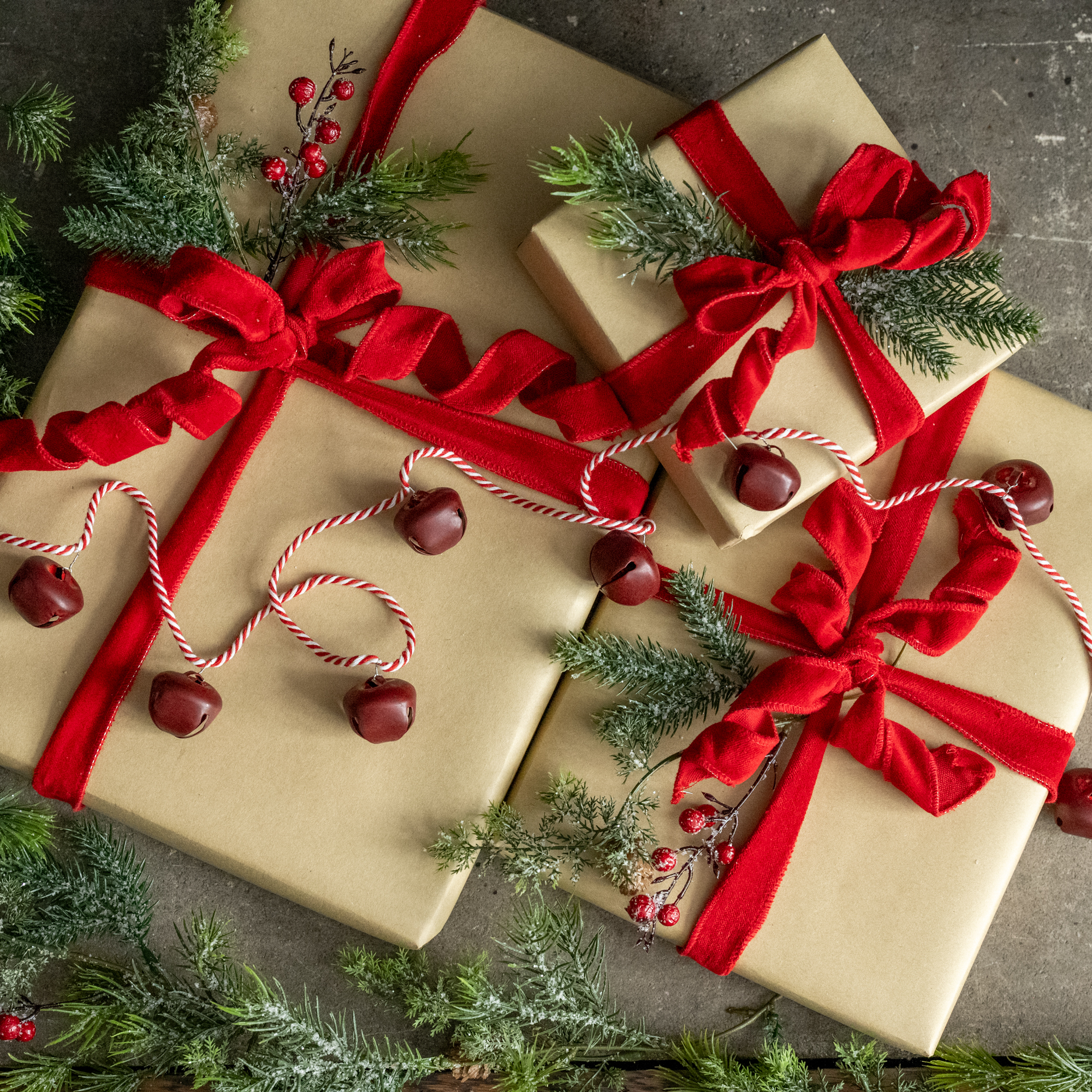 6' ANTIQUED 1.25" RED BELL GARLAND