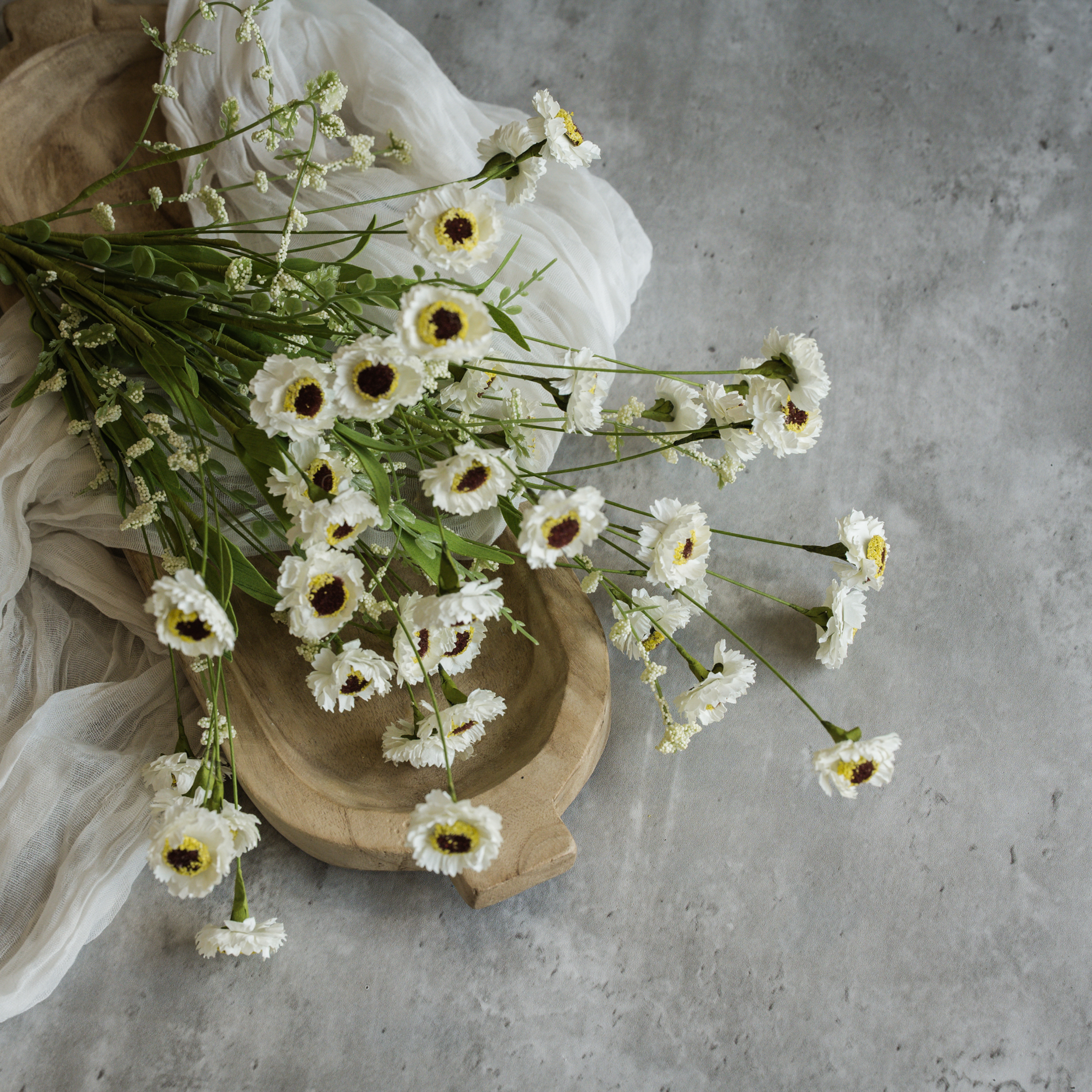 22" WHITE PAPER DAISY BUSH