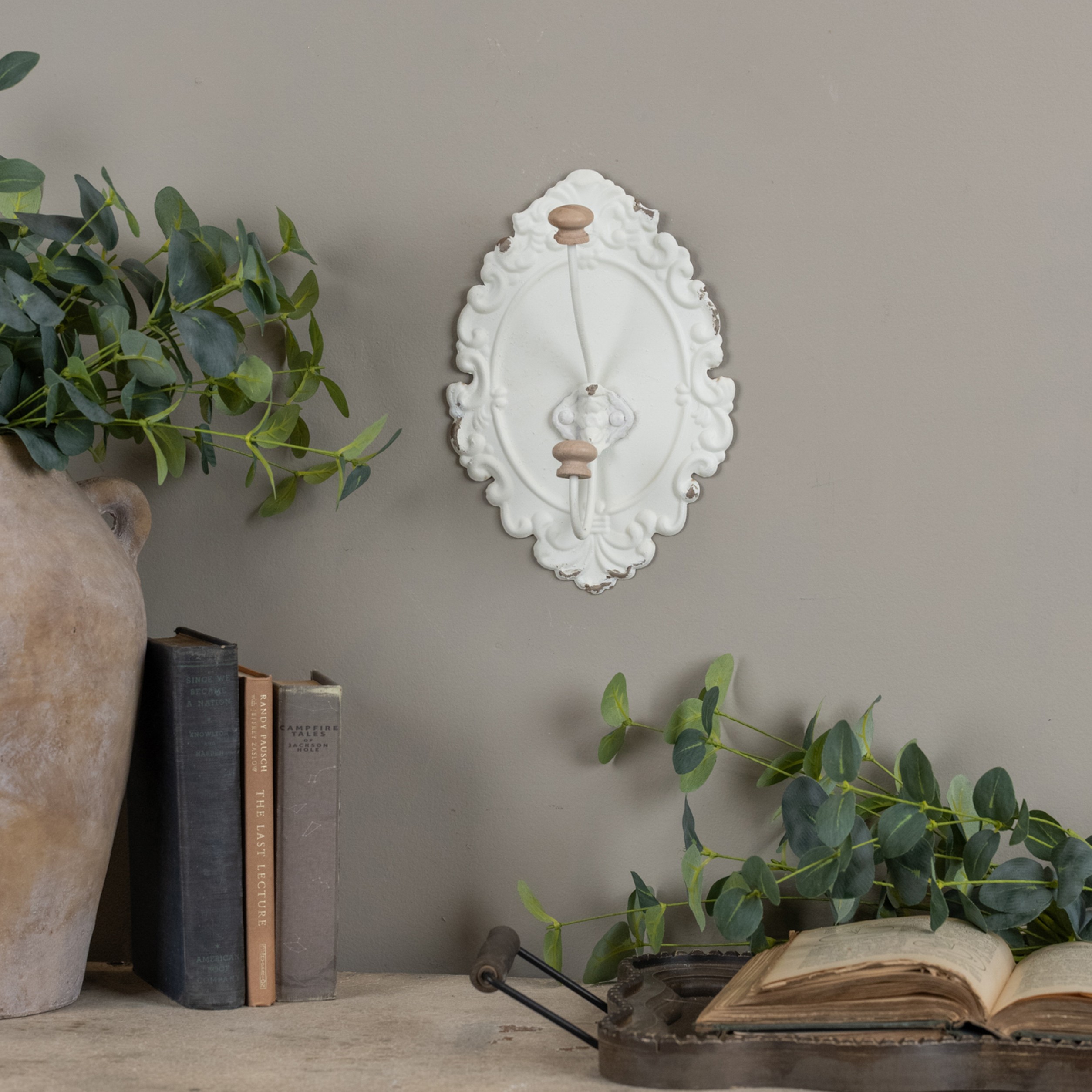 JUDITH'S WHITE WALL HOOK
