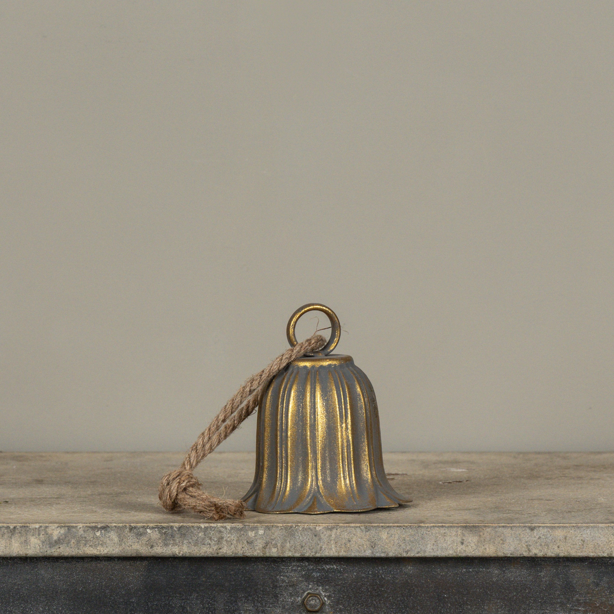 5.25" AGED GOLD FLOWER BELL